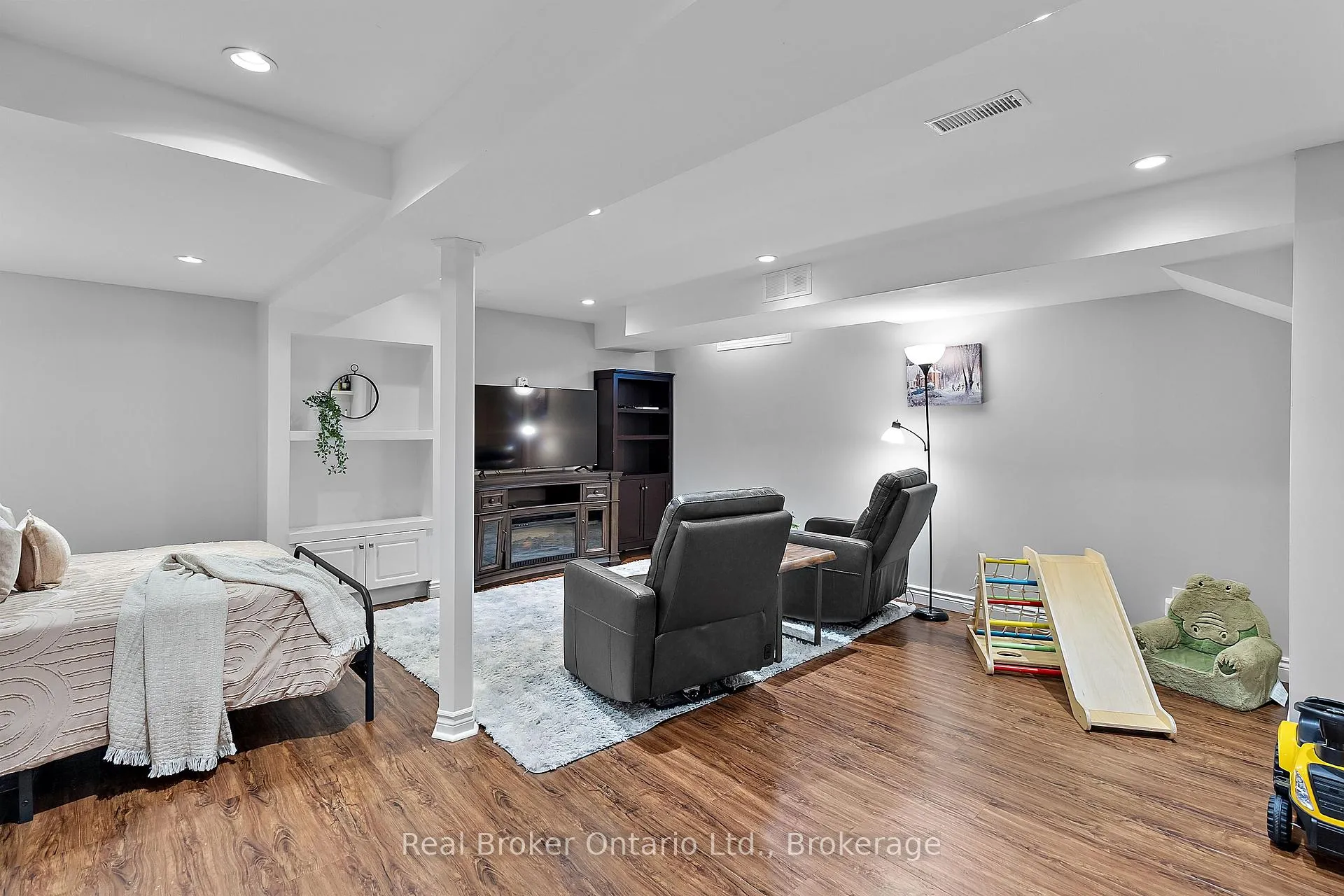 Photo 20 of 27 Goodall Crescent, Clarington, Bowmanville — HOMEH