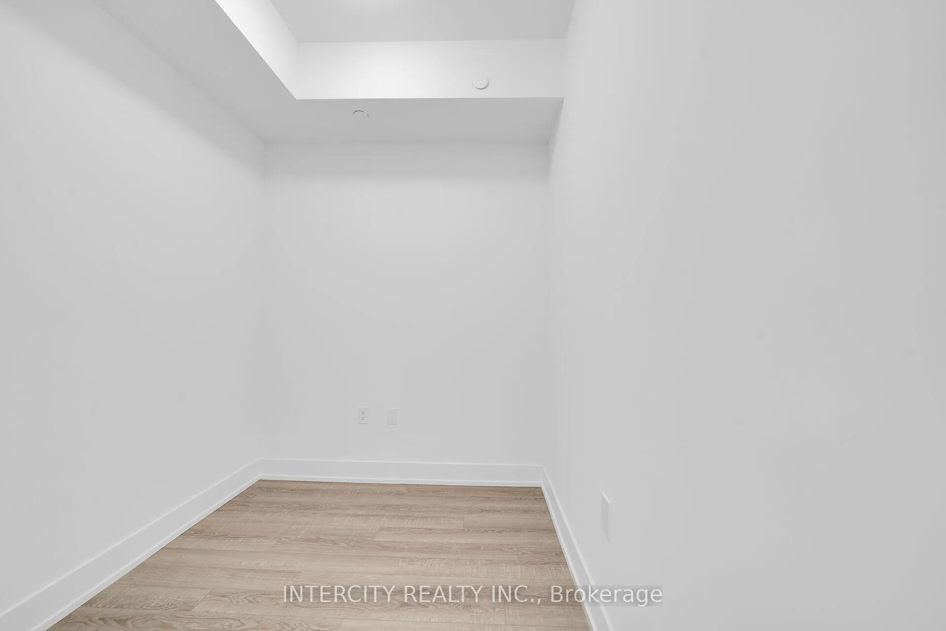 Photo 10 of Unit 431, 2075 King Road, King, King City — HOMEH