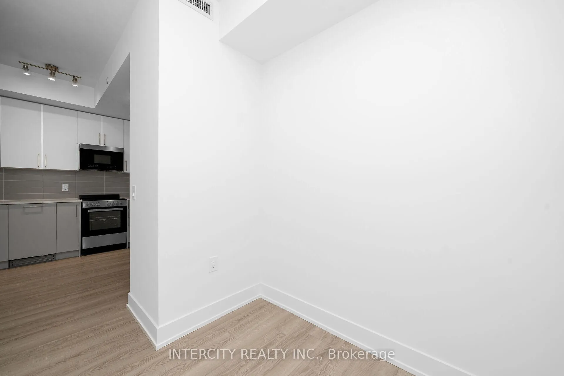Photo 11 of Unit 431, 2075 King Road, King, King City — HOMEH