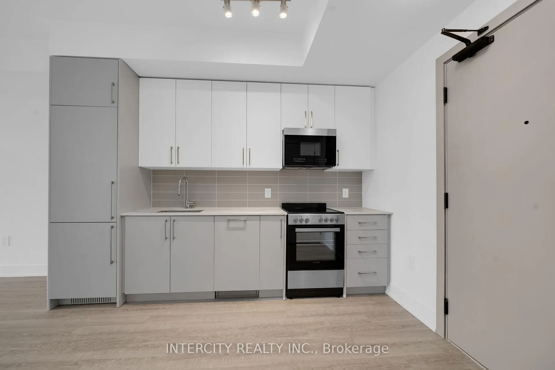 Photo 13 of Unit 431, 2075 King Road, King, King City — HOMEH