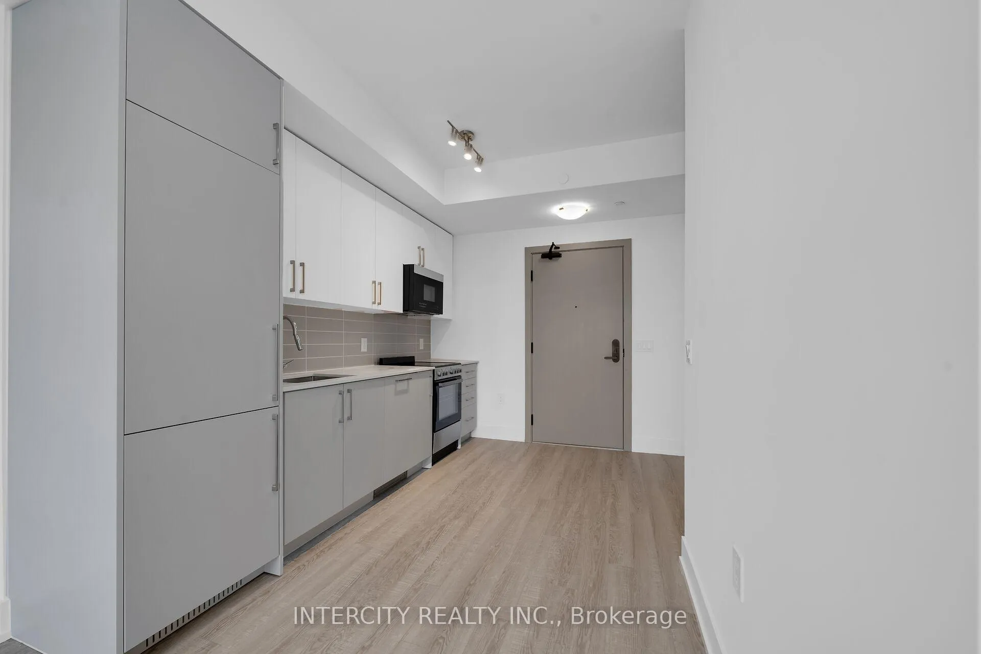 Photo 14 of Unit 431, 2075 King Road, King, King City — HOMEH