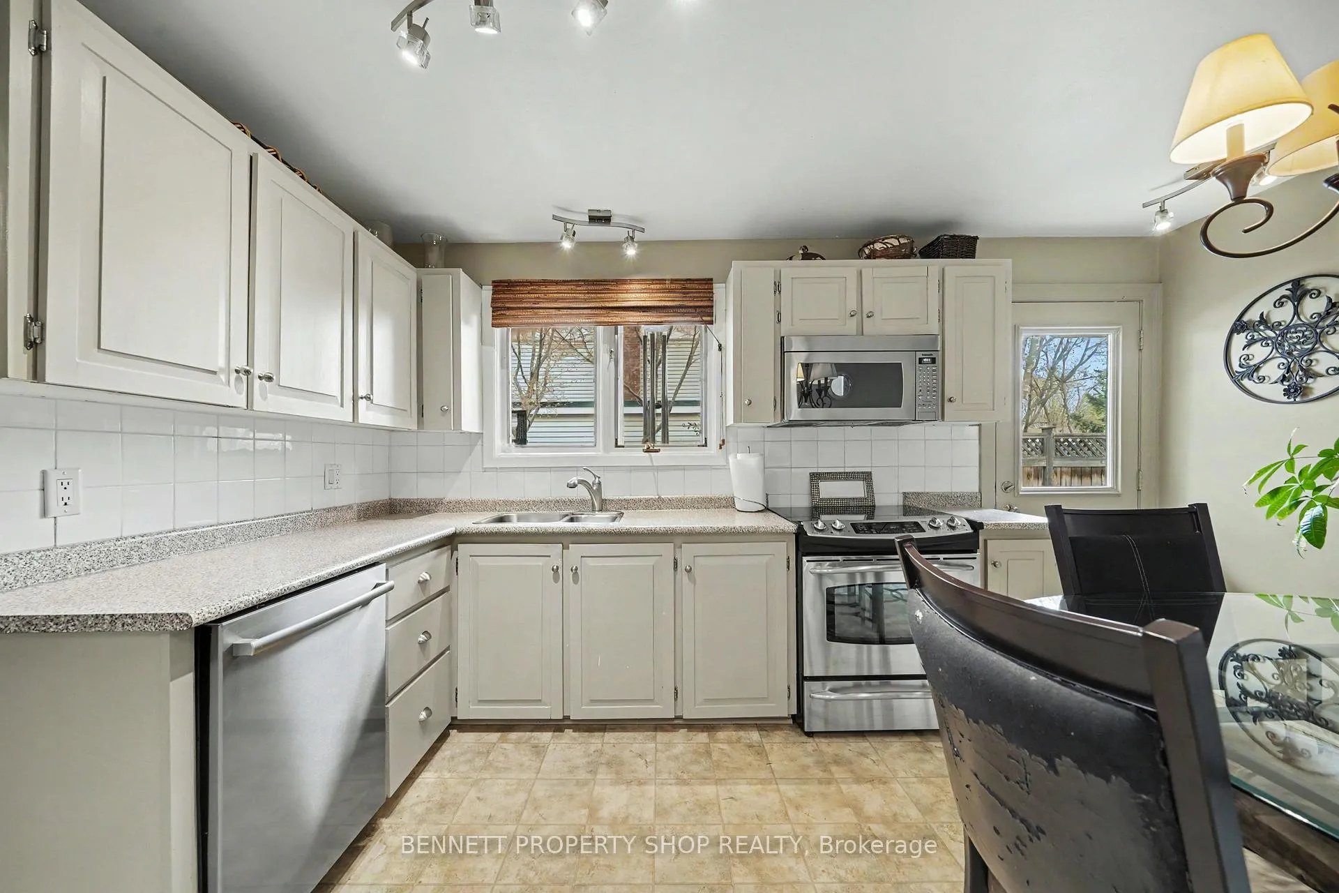 Photo 6 of 580 Blanchard Crescent, Ottawa, Mooneys Bay/Revelstoke — HOMEH