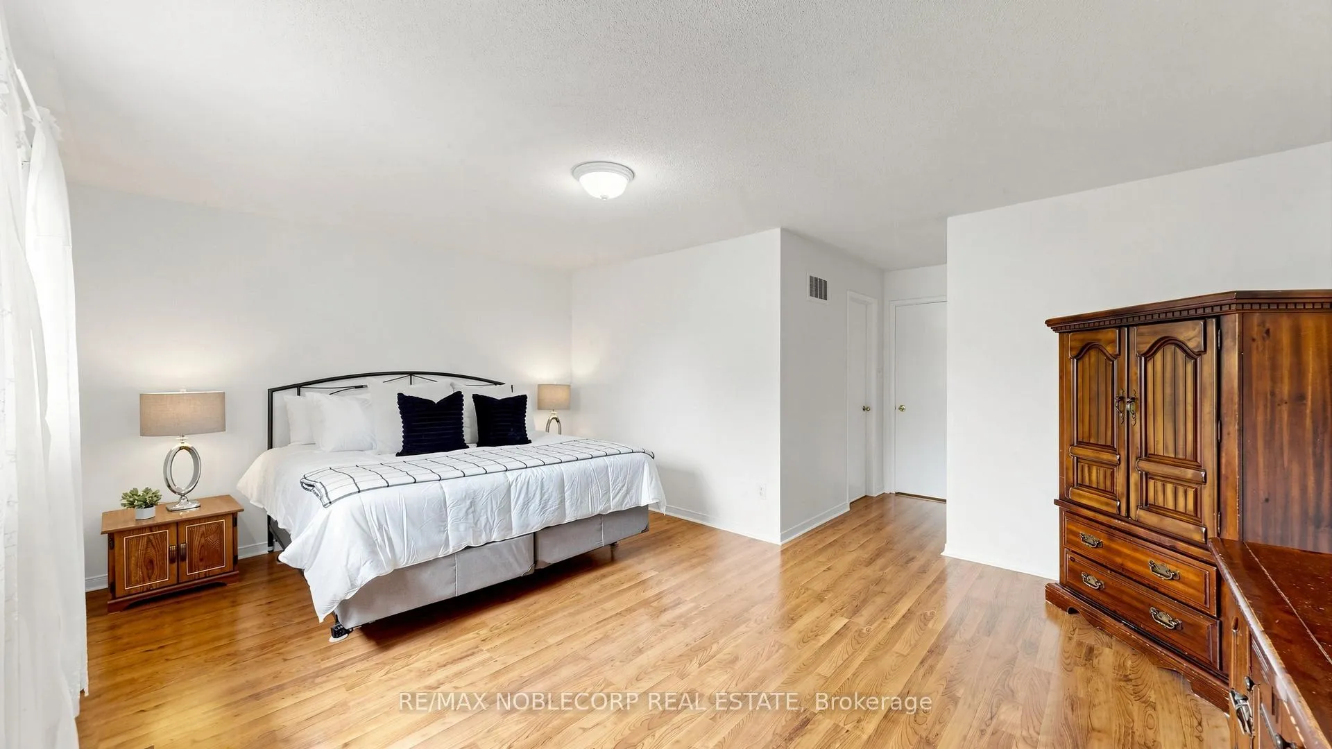 Photo 15 of 2240 Shipwright Road, Oakville, Glen Abbey — HOMEH