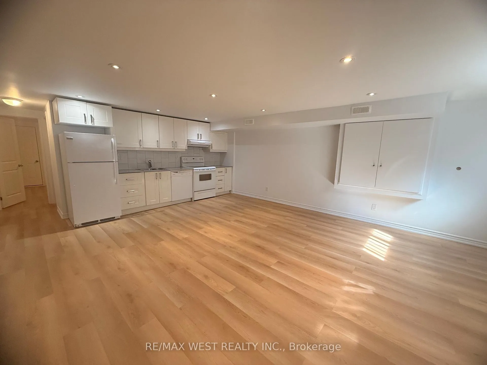 Photo 4 of Unit C, 334 Silverthorn Avenue, Toronto, Keelesdale-Eglinton West — HOMEH