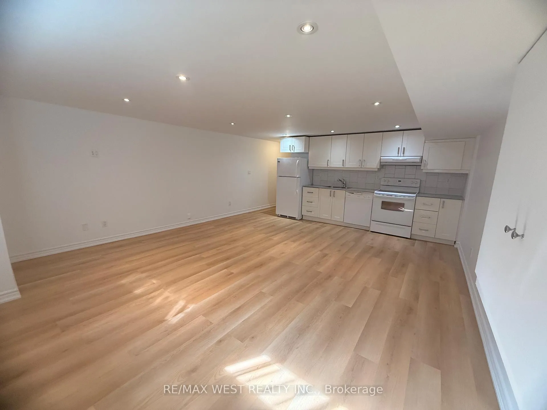 Photo 5 of Unit C, 334 Silverthorn Avenue, Toronto, Keelesdale-Eglinton West — HOMEH