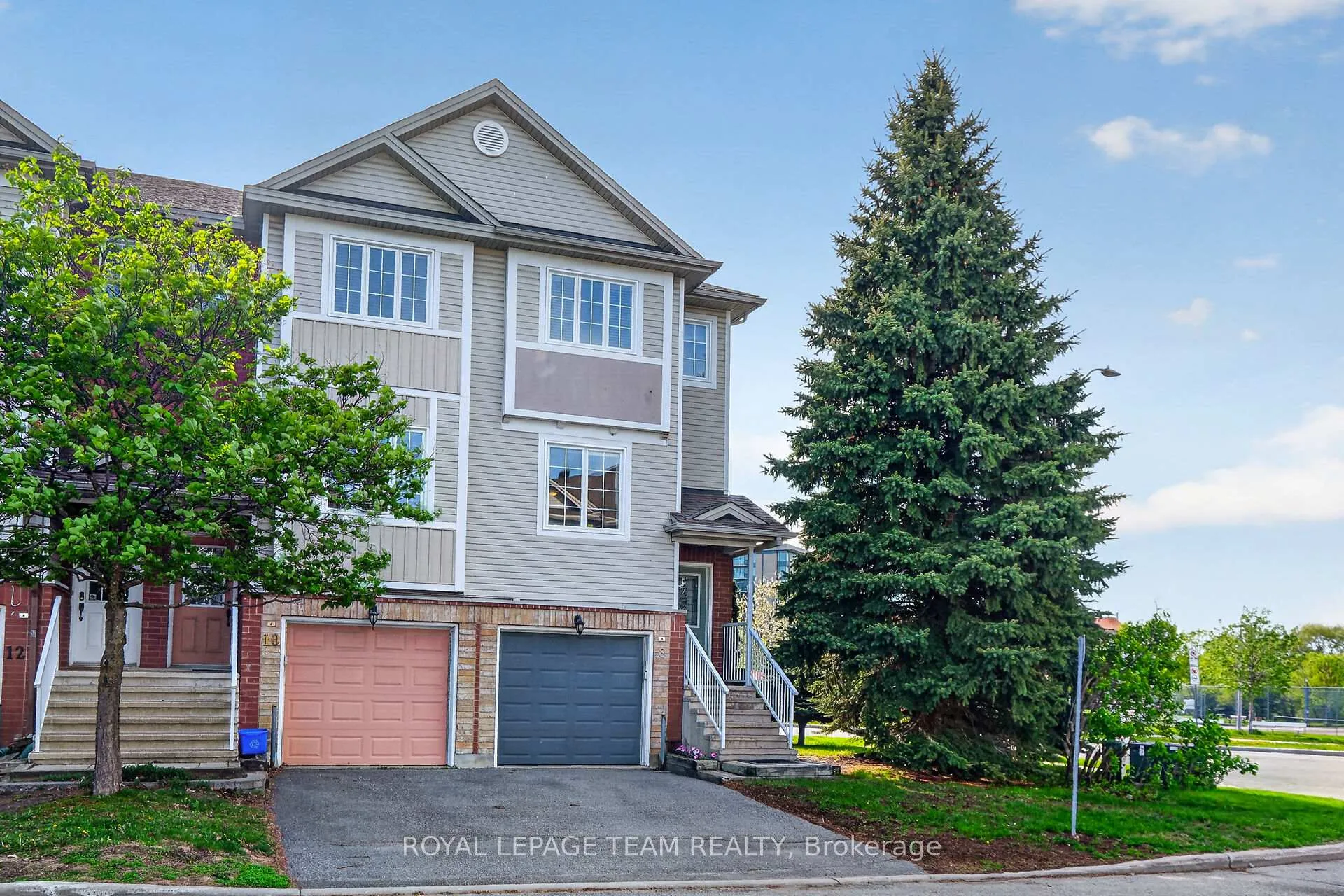 Photo 1 of 8 Manhattan Crescent, Ottawa, Central Park — HOMEH
