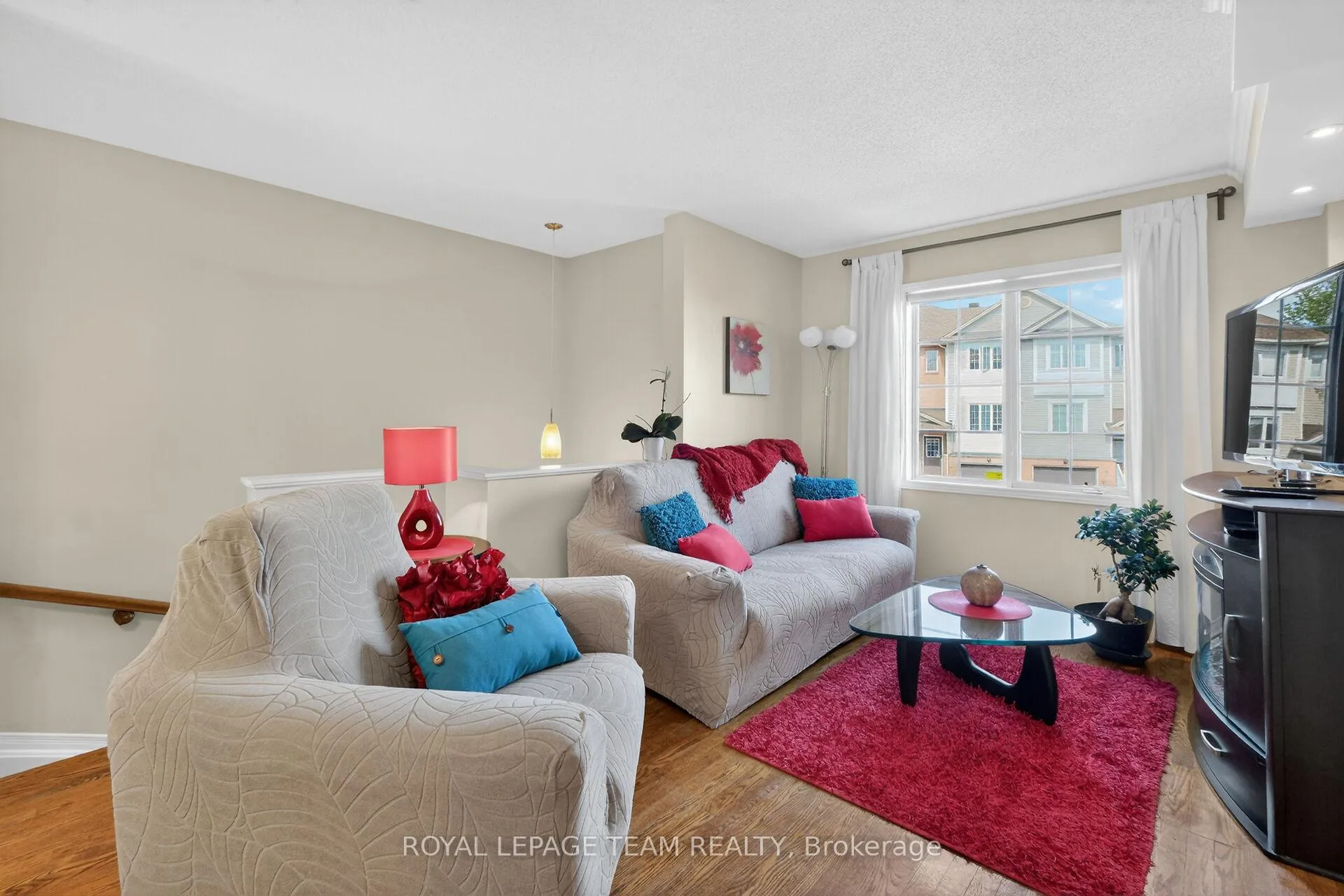 Photo 3 of 8 Manhattan Crescent, Ottawa, Central Park — HOMEH