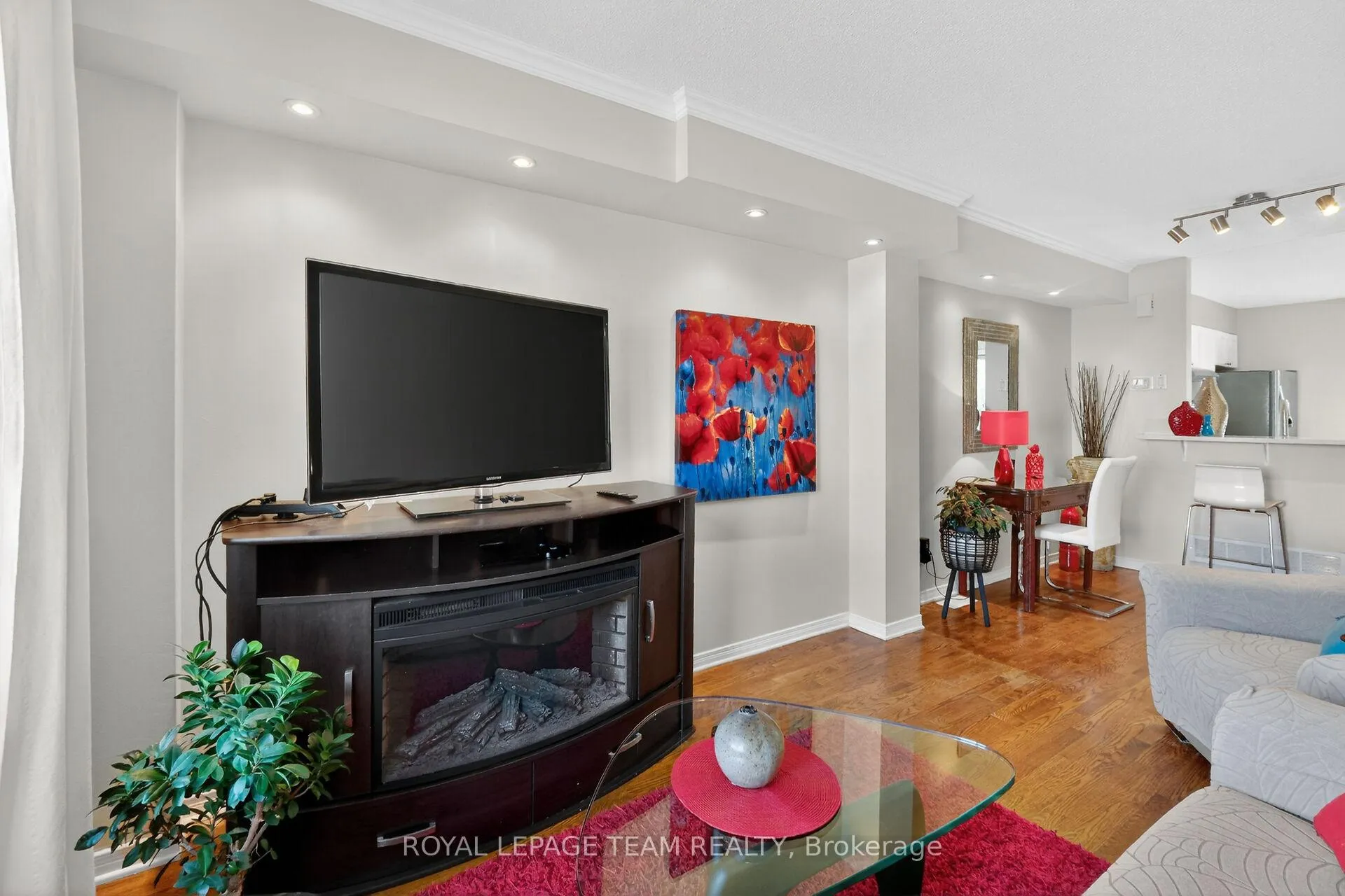 Photo 4 of 8 Manhattan Crescent, Ottawa, Central Park — HOMEH