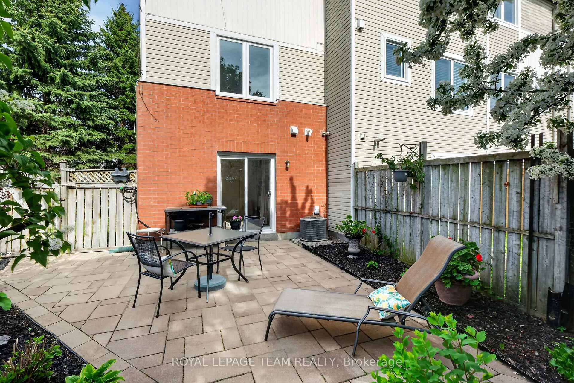 Photo 26 of 8 Manhattan Crescent, Ottawa, Central Park — HOMEH