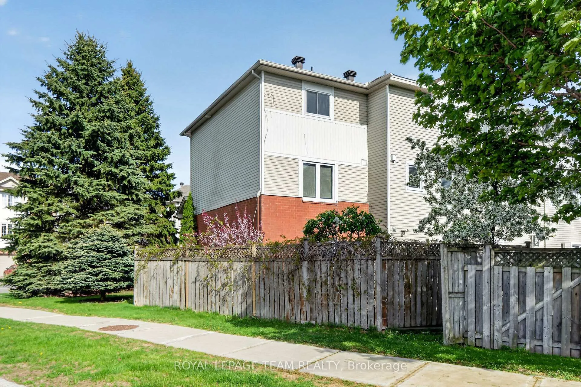 Photo 28 of 8 Manhattan Crescent, Ottawa, Central Park — HOMEH