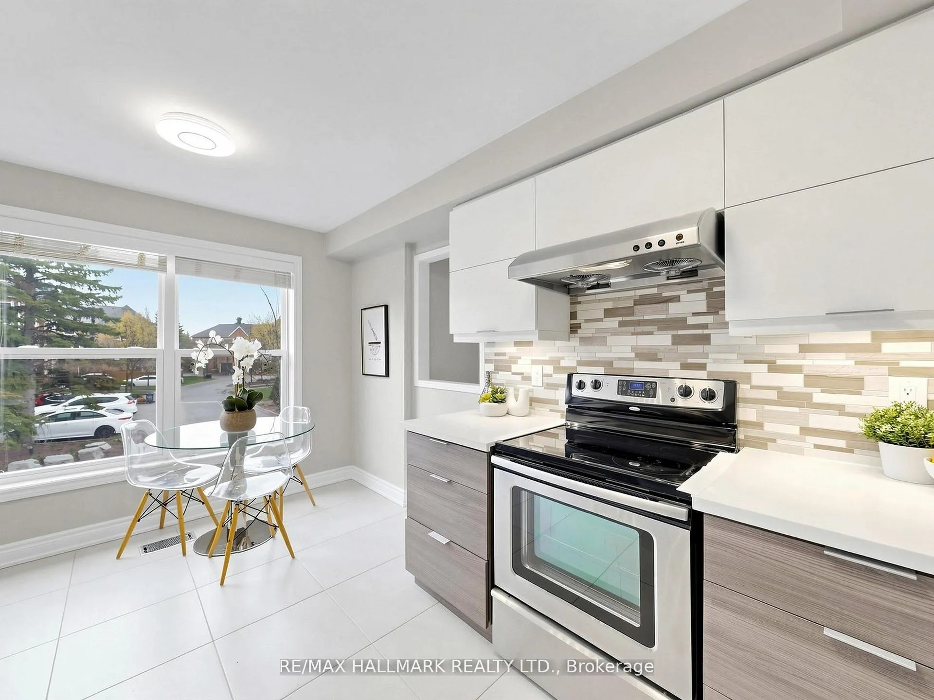 Photo 13 of 62 Wyatt Lane, Aurora, Bayview Wellington — HOMEH