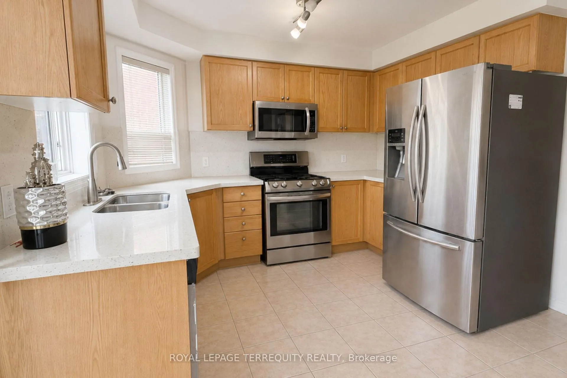 Photo 6 of Unit UPPER, 1215 Wadebridge Crescent, Oshawa, Eastdale — HOMEH