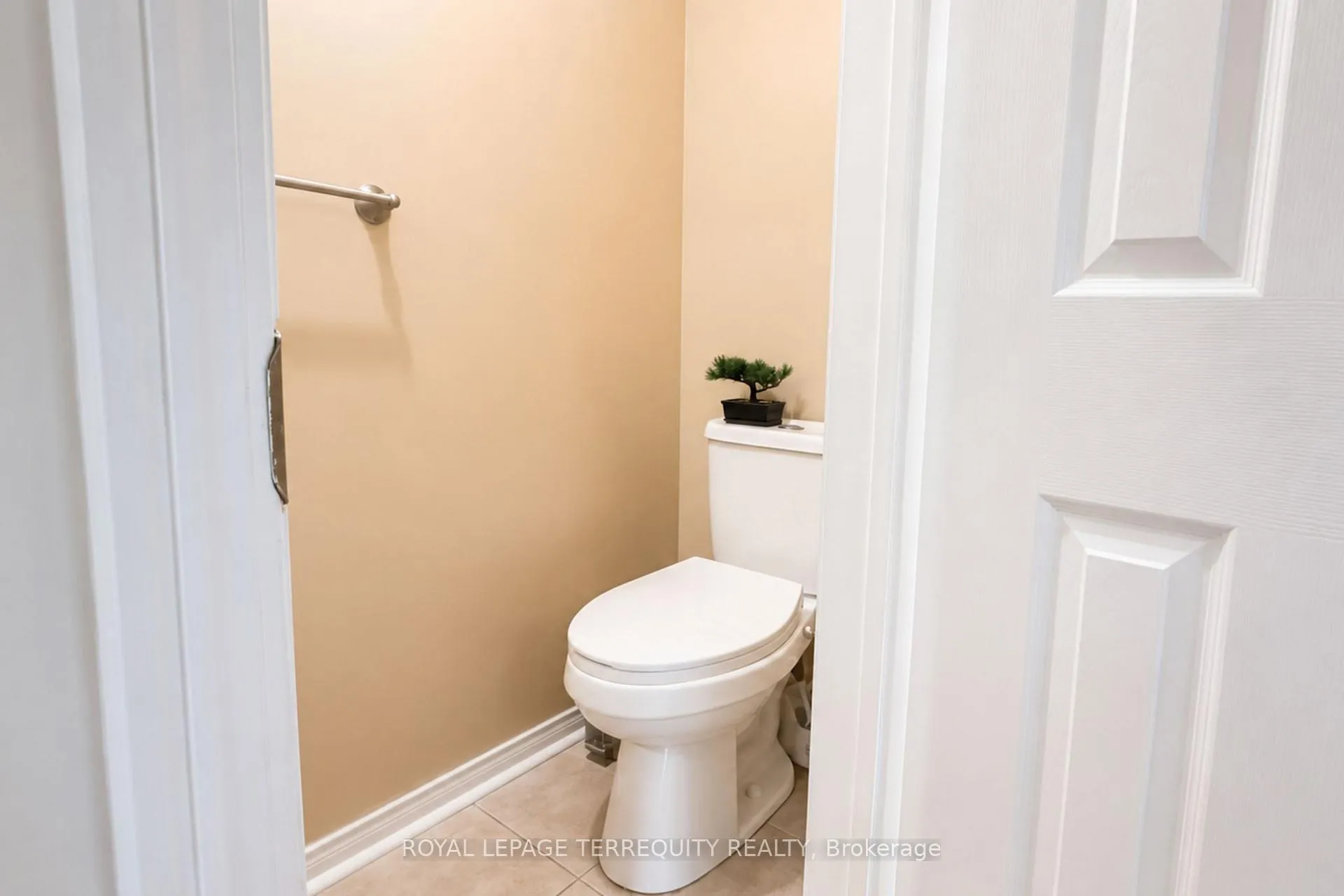 Photo 8 of Unit UPPER, 1215 Wadebridge Crescent, Oshawa, Eastdale — HOMEH