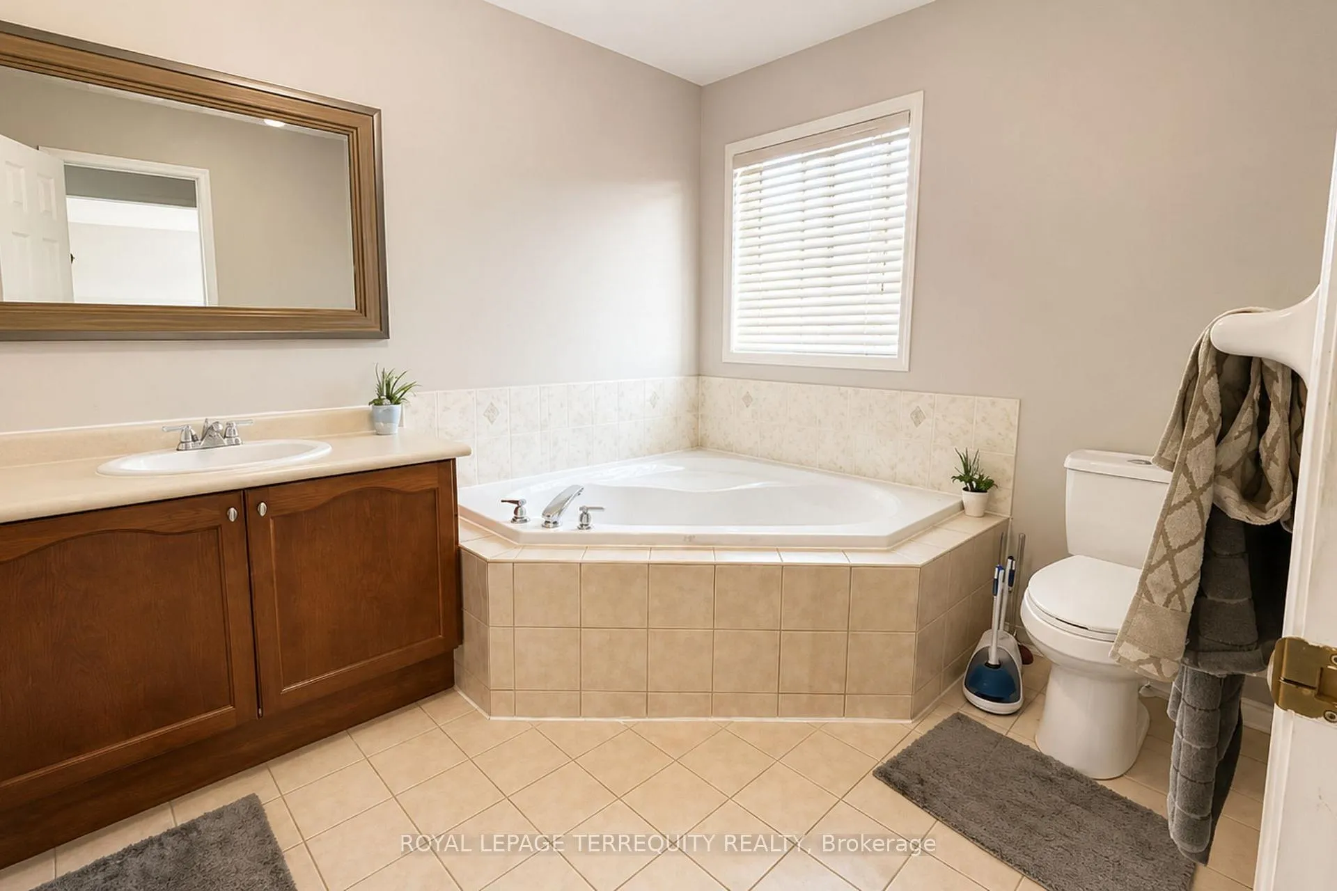 Photo 12 of Unit UPPER, 1215 Wadebridge Crescent, Oshawa, Eastdale — HOMEH