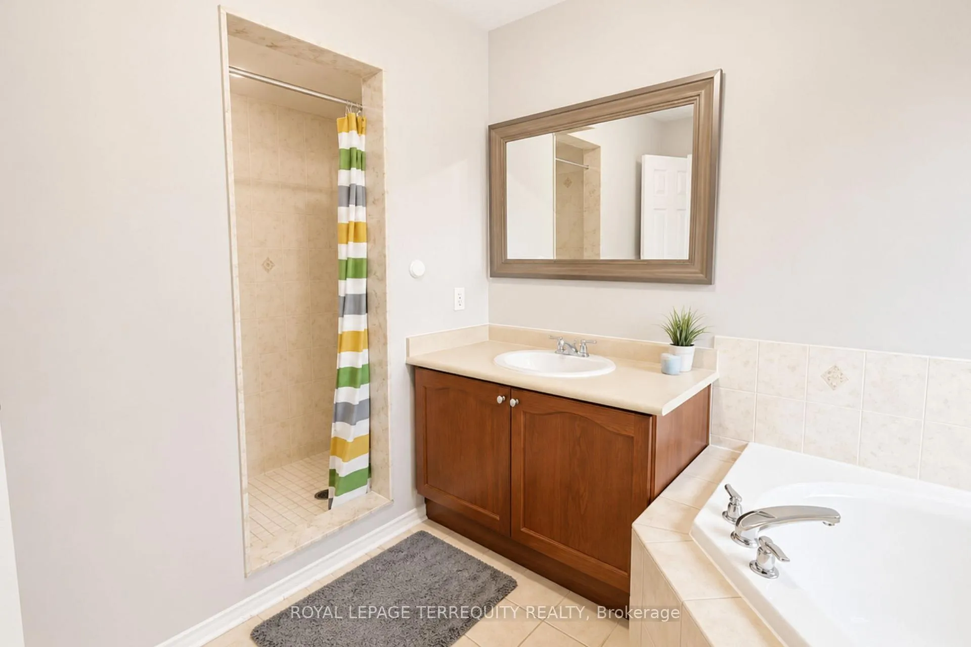 Photo 13 of Unit UPPER, 1215 Wadebridge Crescent, Oshawa, Eastdale — HOMEH