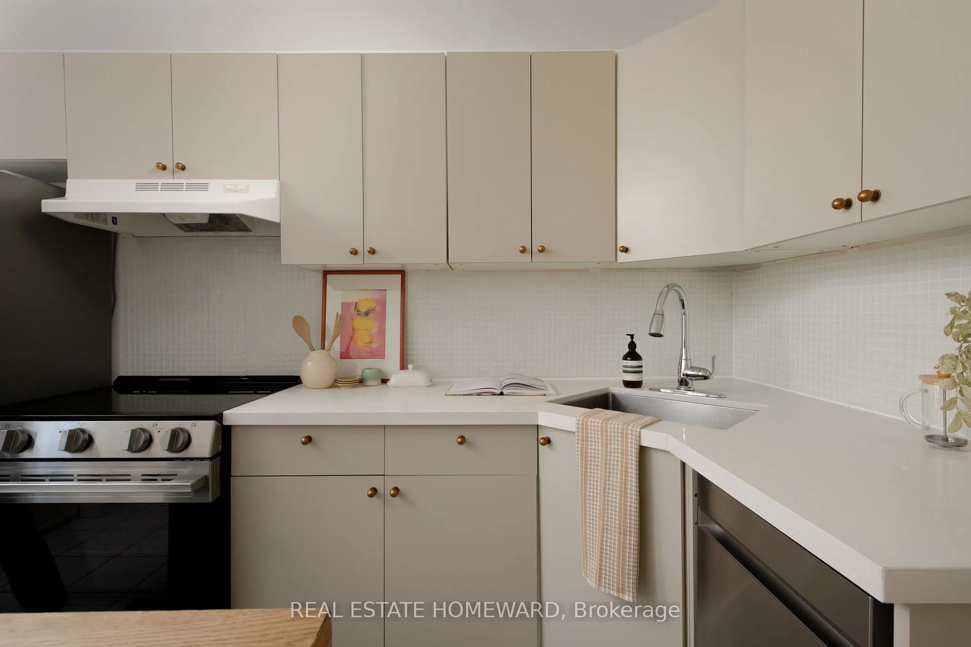 Photo 15 of 52 Balfour Avenue, Toronto, Danforth Village-East York — HOMEH