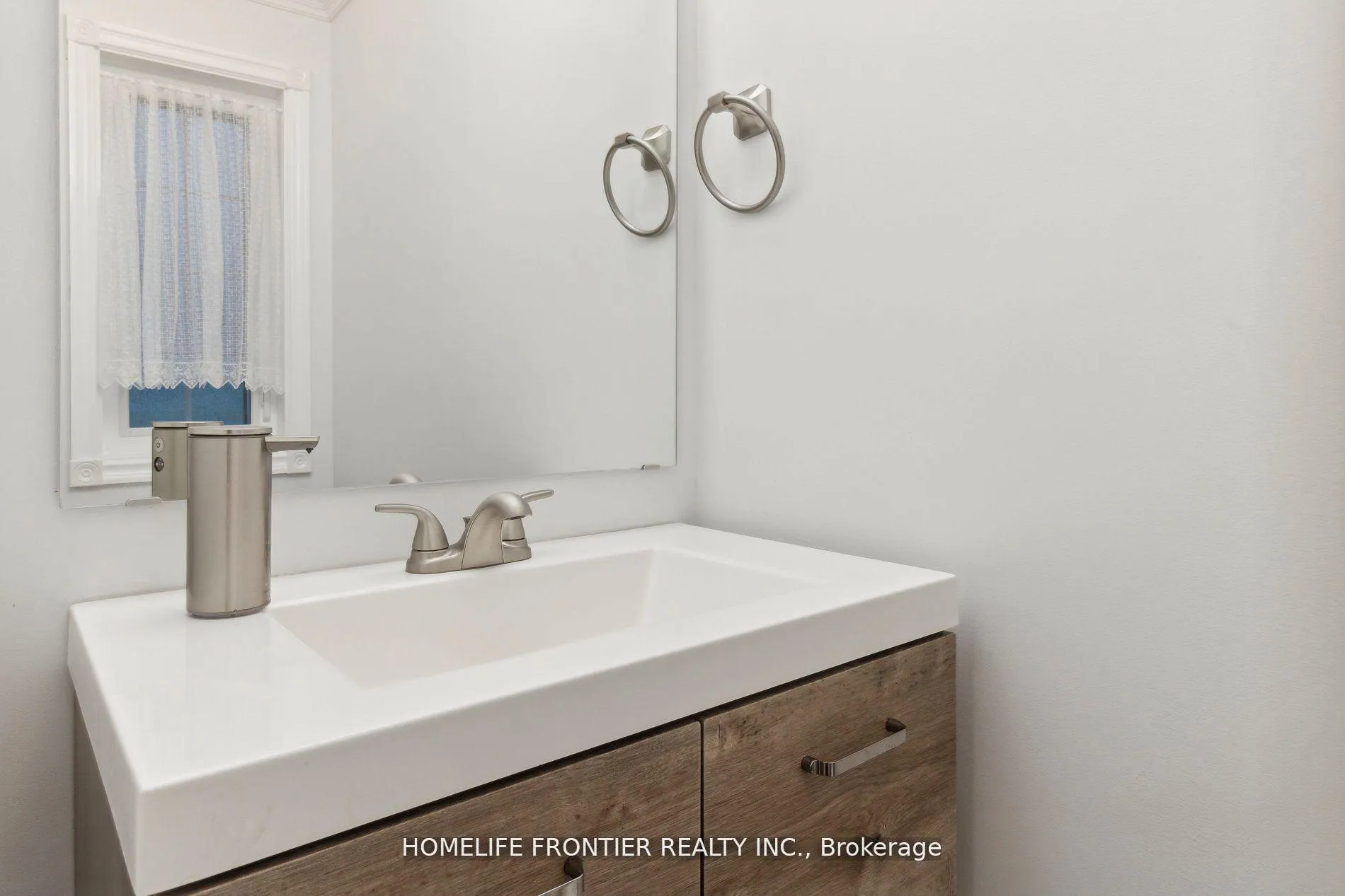 Photo 3 of 153 Purcell Crescent, Vaughan, Maple — HOMEH