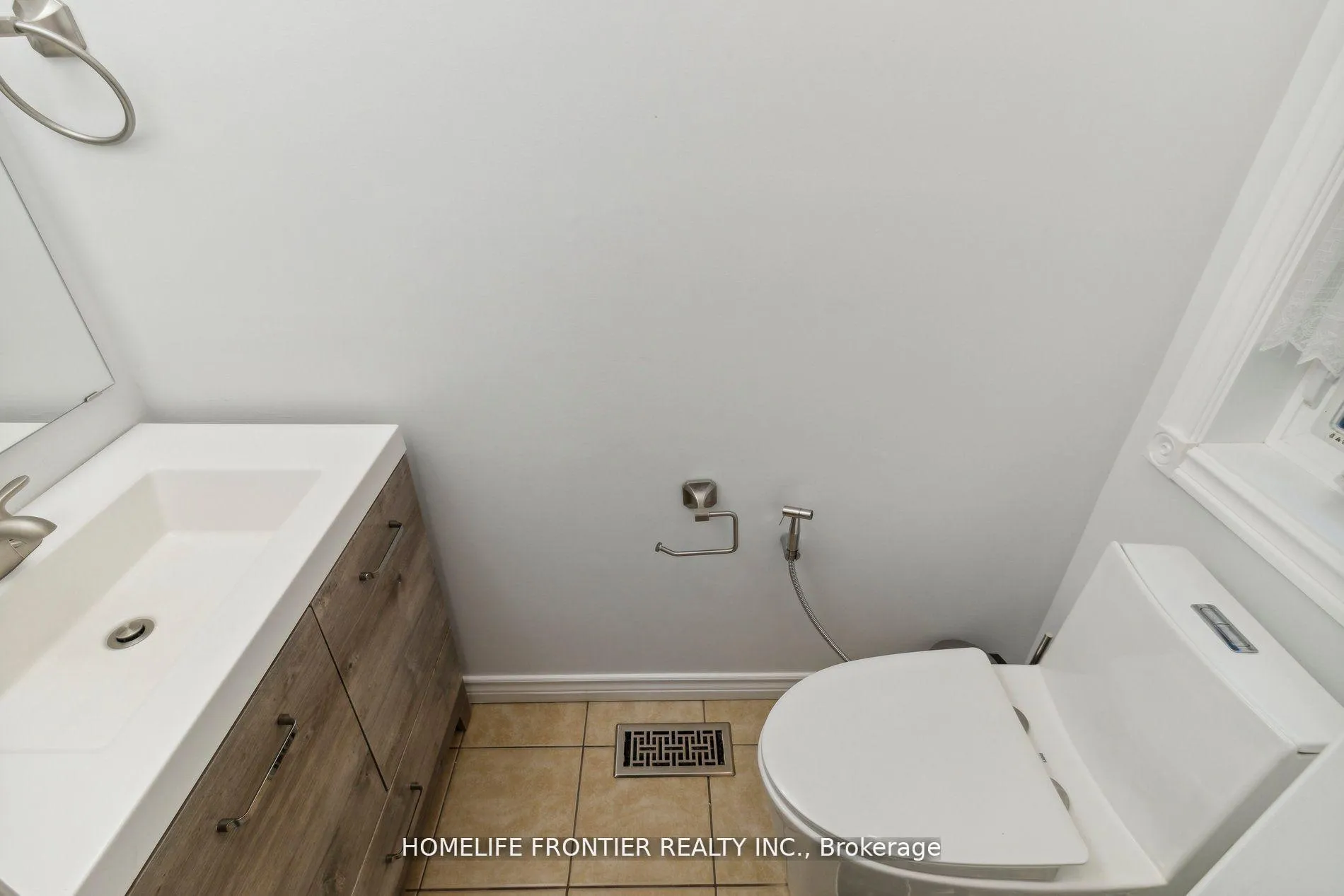 Photo 4 of 153 Purcell Crescent, Vaughan, Maple — HOMEH