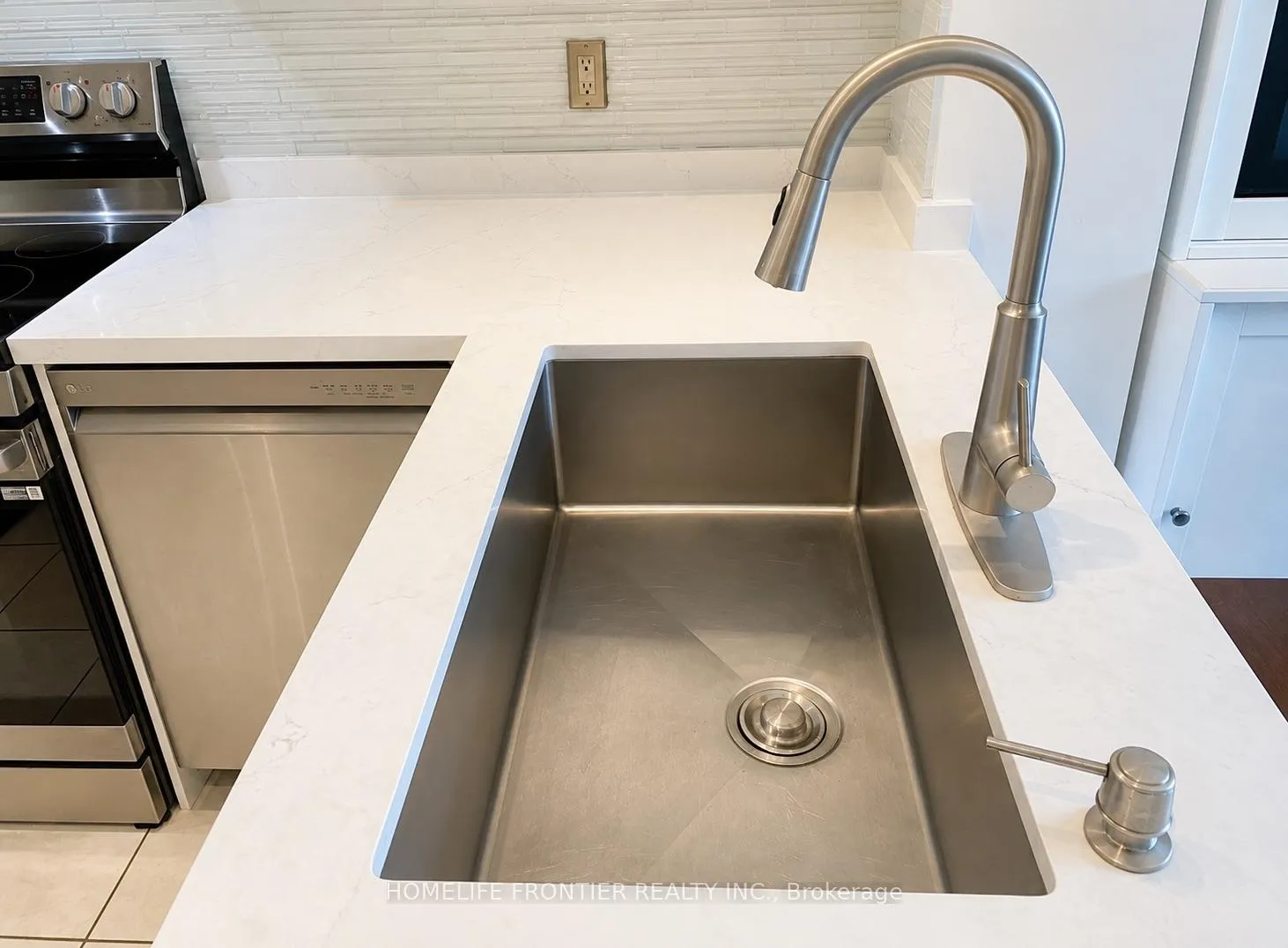 Photo 17 of 153 Purcell Crescent, Vaughan, Maple — HOMEH