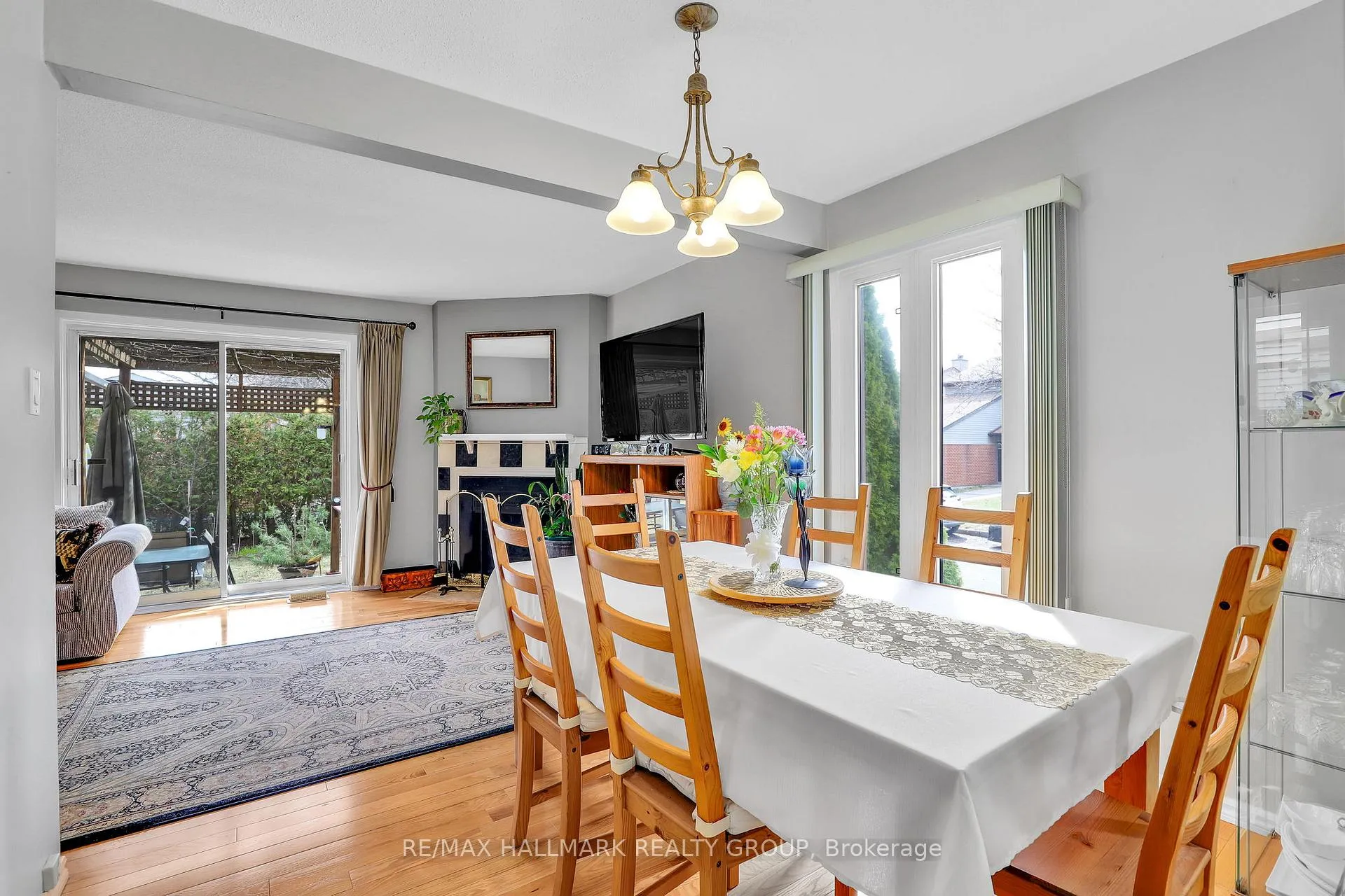 Photo 3 of 730 Malibu Terrace, Ottawa, Courtland Park — HOMEH