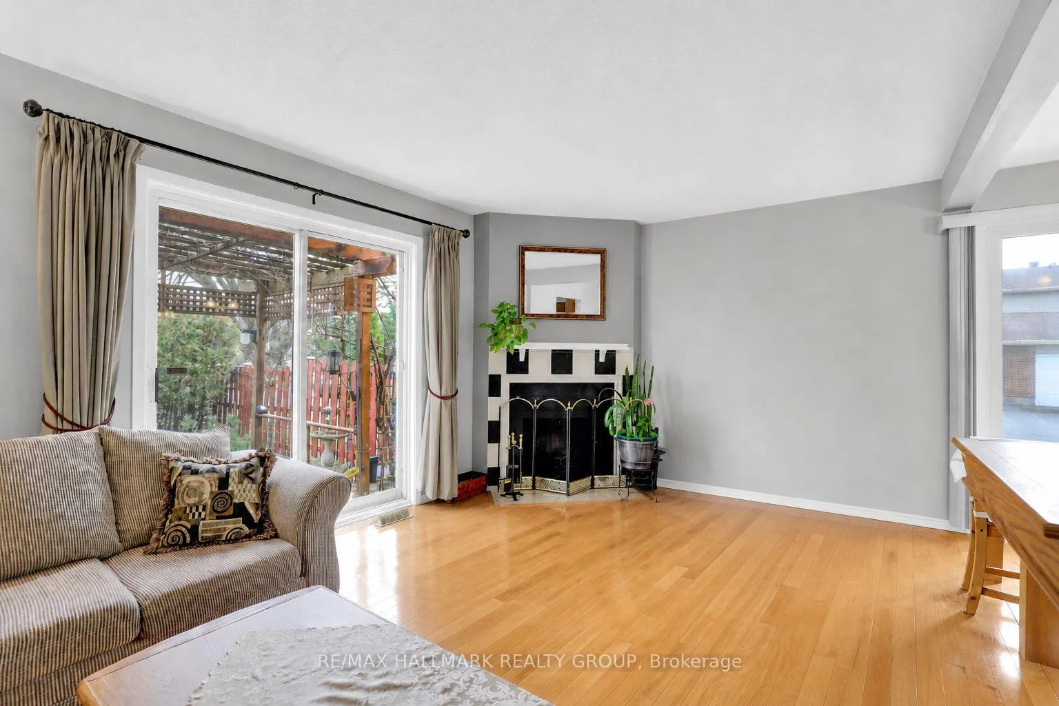 Photo 6 of 730 Malibu Terrace, Ottawa, Courtland Park — HOMEH