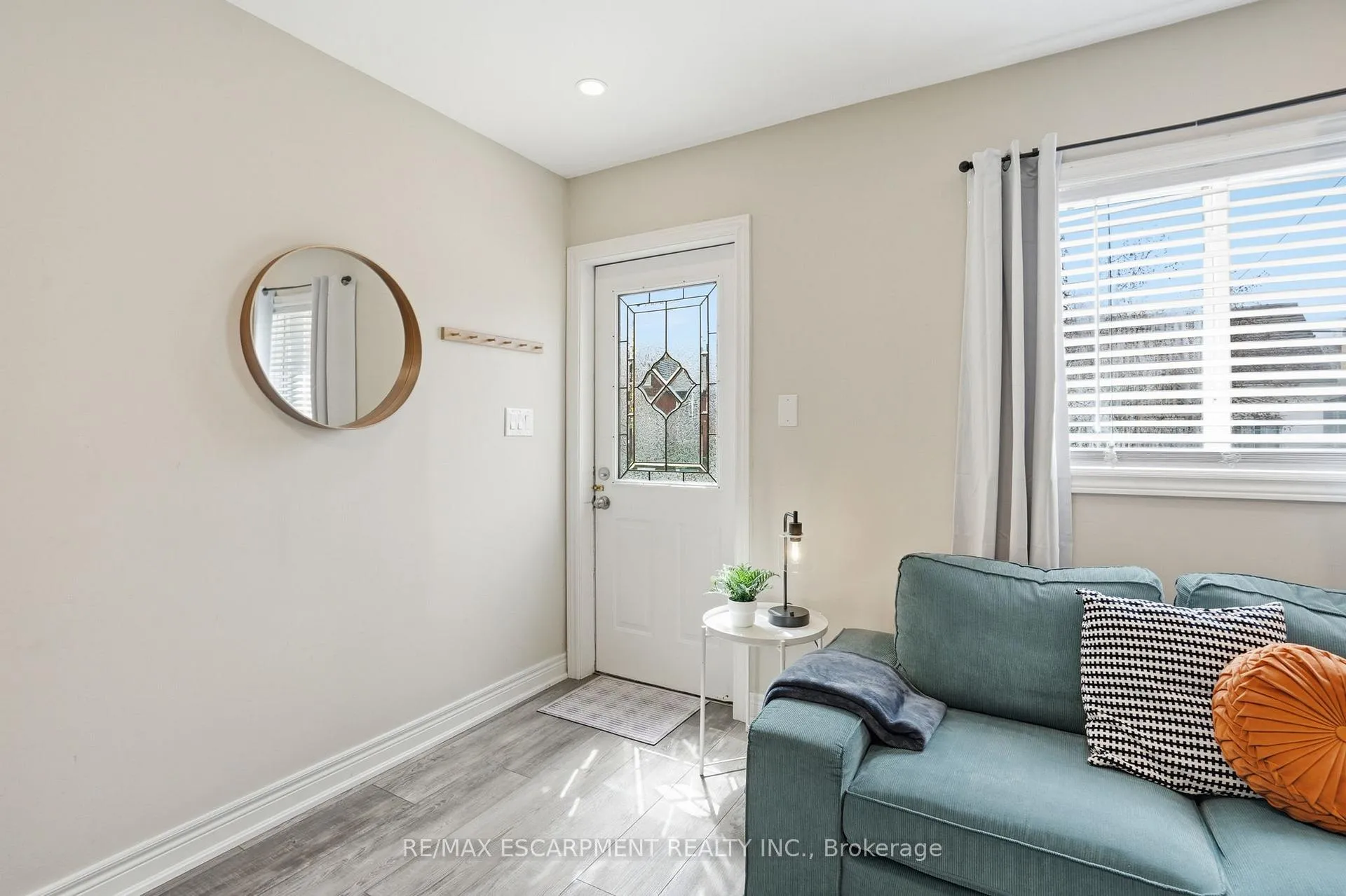 Front of 390 Hunter Street W