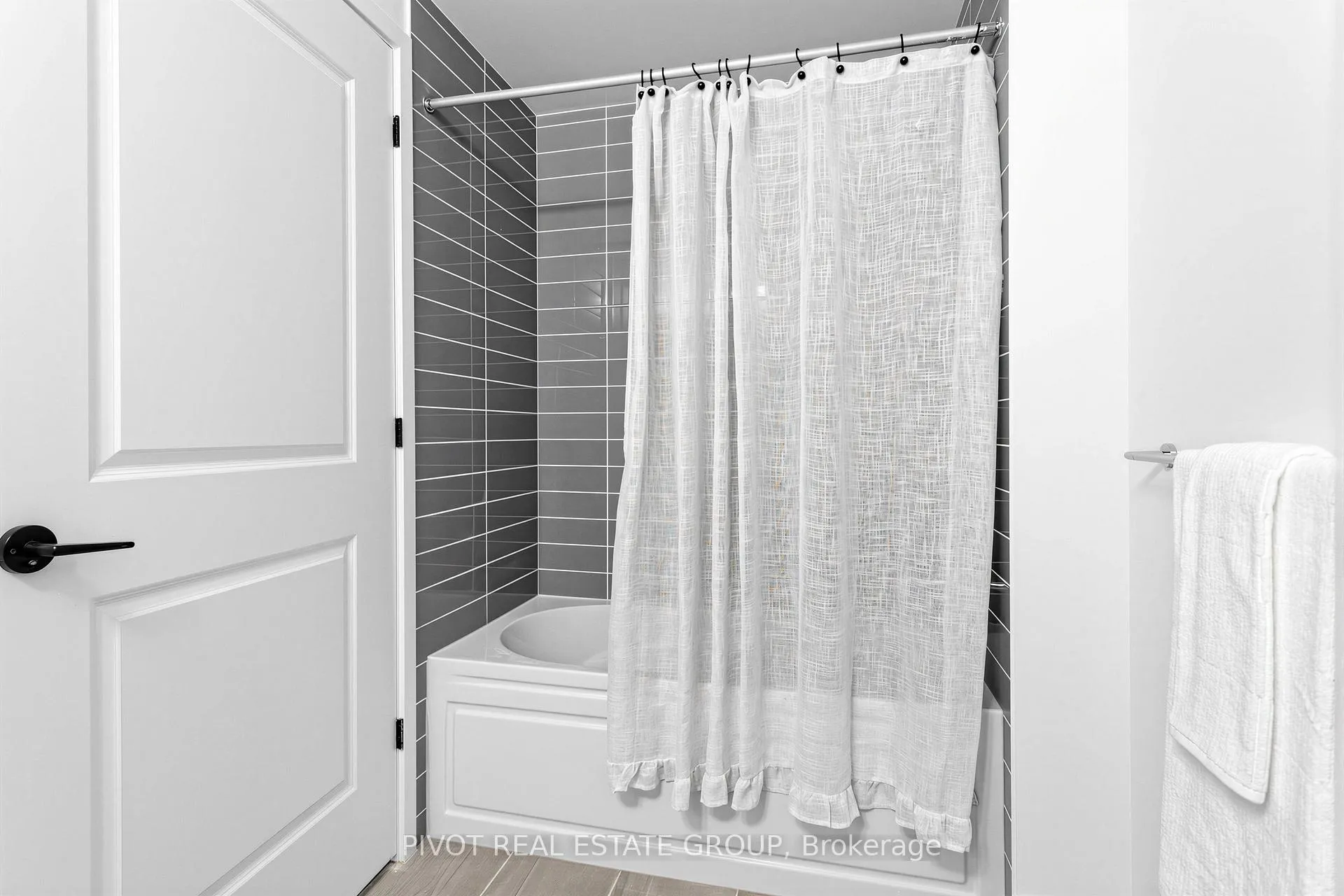 Photo 5 of Unit 512, 2333 Khalsa Gate, Oakville, Westmount — HOMEH