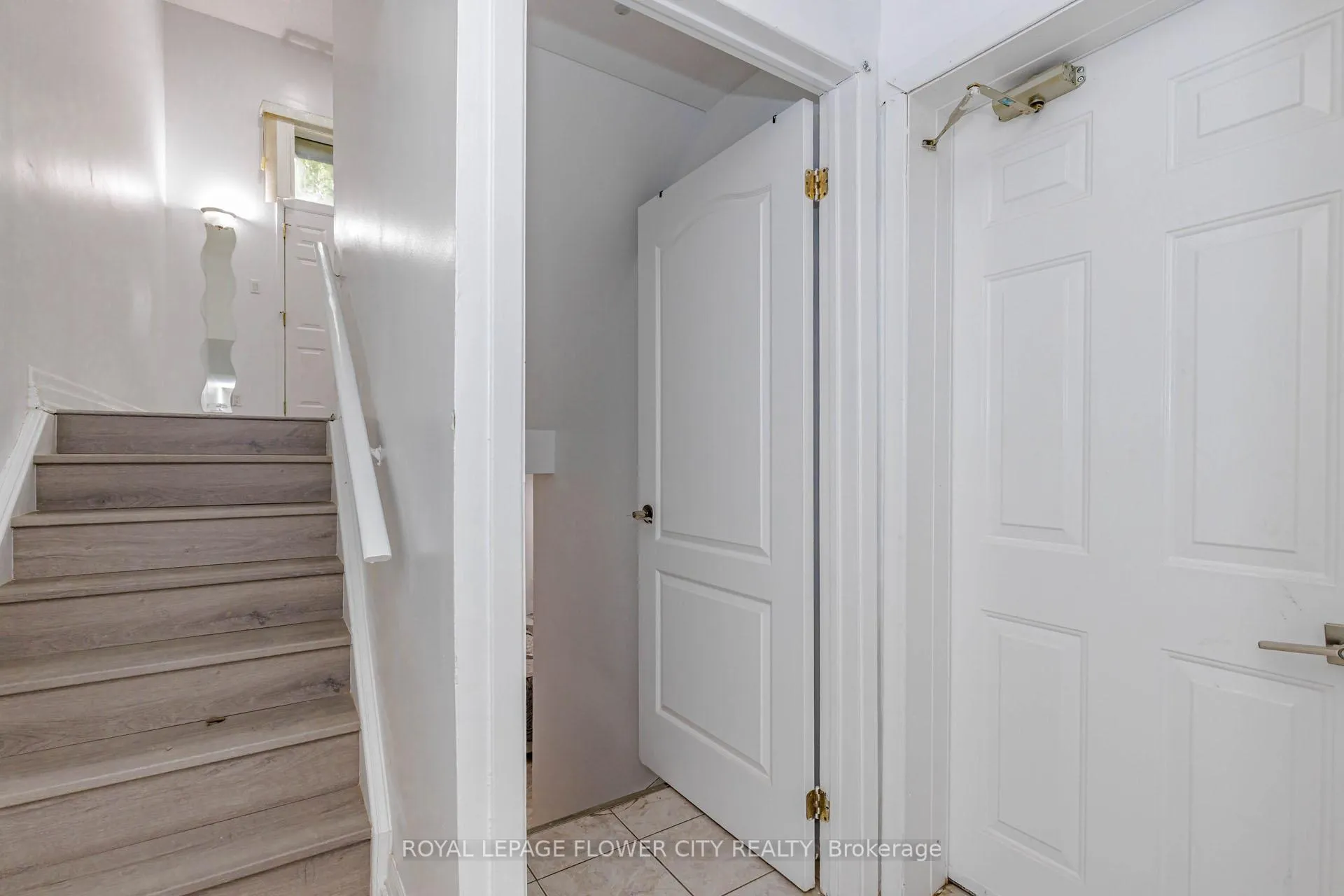 Photo 4 of 42 Briar Path, Brampton, Avondale — HOMEH