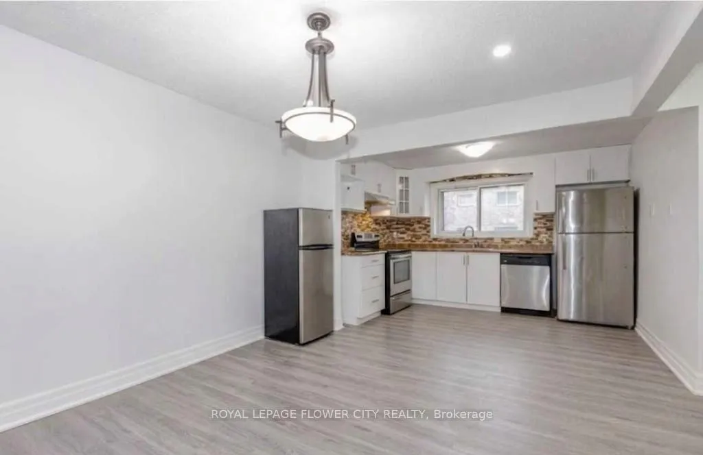 Photo 10 of 42 Briar Path, Brampton, Avondale — HOMEH