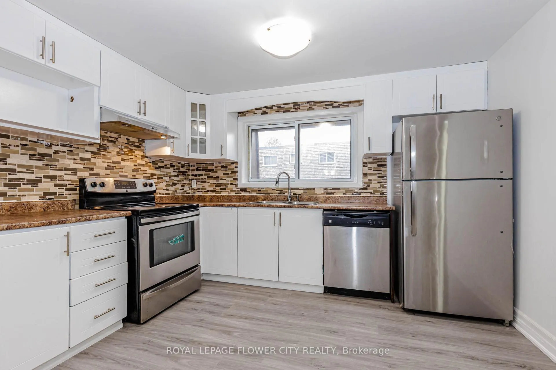 Photo 12 of 42 Briar Path, Brampton, Avondale — HOMEH