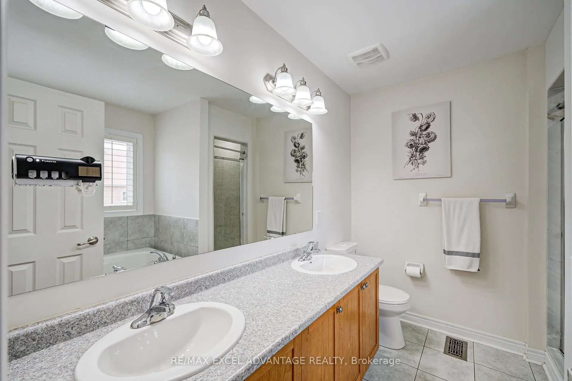 Photo 11 of 29 Teal Crescent Circle, Brampton, Credit Valley — HOMEH