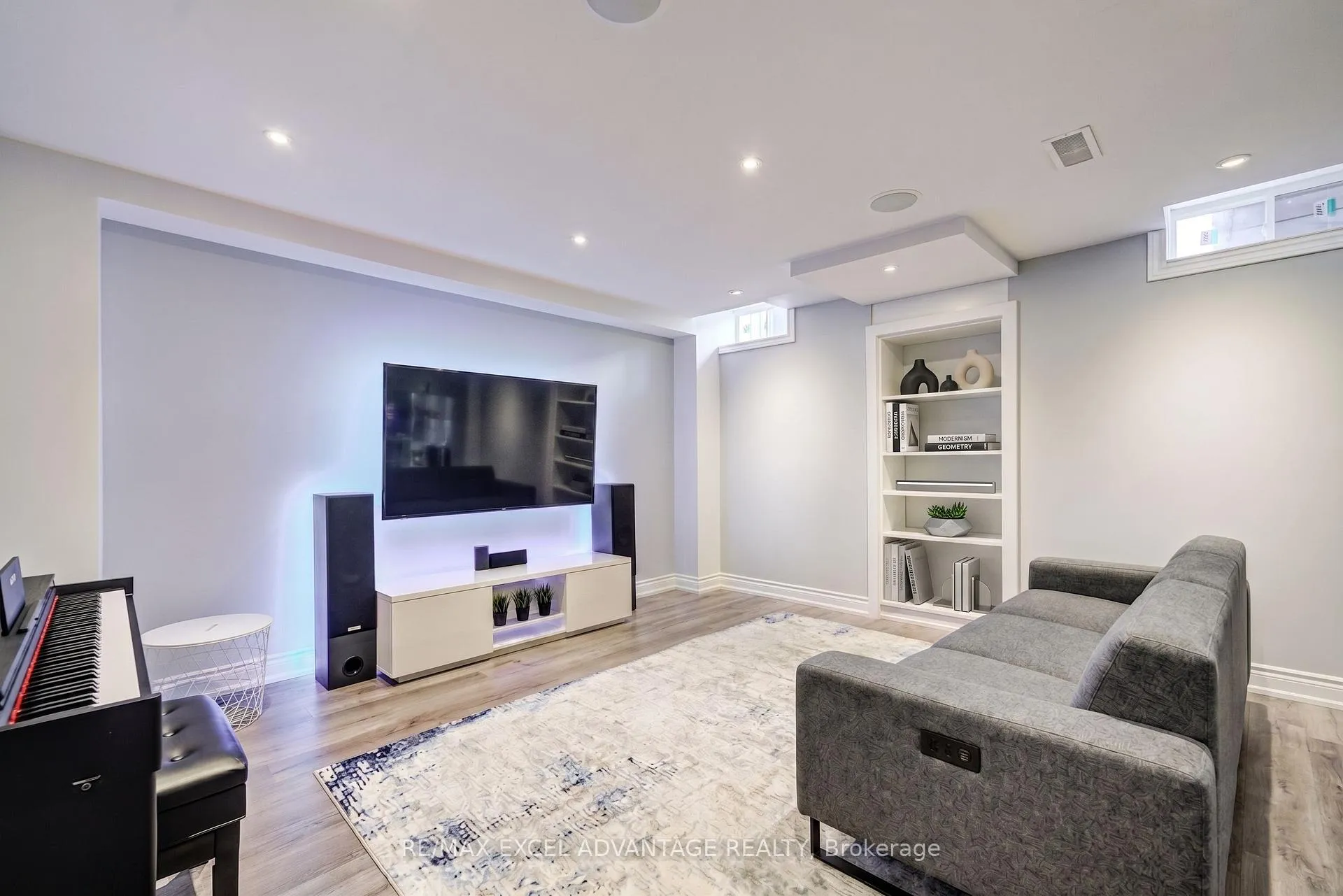 Photo 17 of 29 Teal Crescent Circle, Brampton, Credit Valley — HOMEH