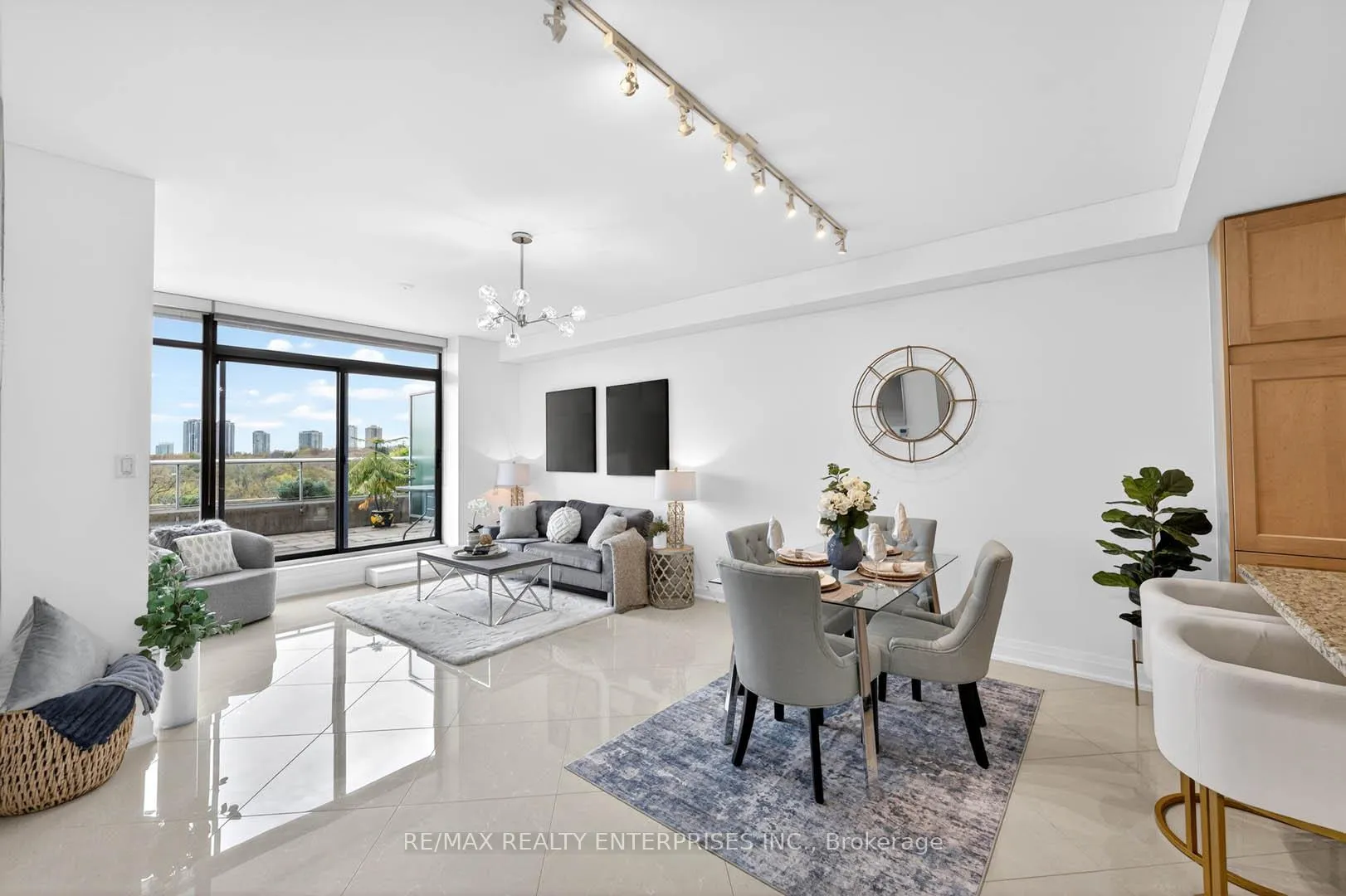 Photo 5 of Unit 802, 383 Ellis Park Road, Toronto, High Park-Swansea — HOMEH