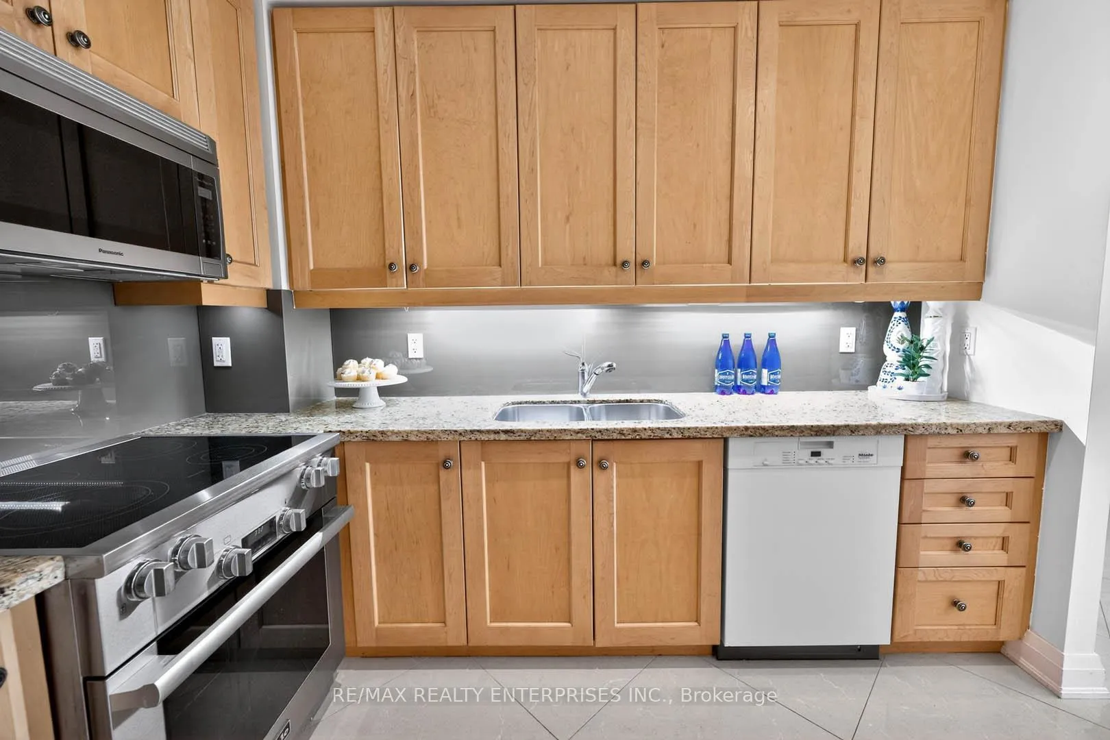 Photo 17 of Unit 802, 383 Ellis Park Road, Toronto, High Park-Swansea — HOMEH