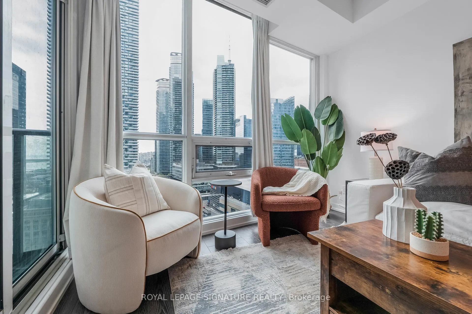 Photo 3 of Unit 1801, 18 Harbour Street, Toronto, Waterfront Communities — HOMEH