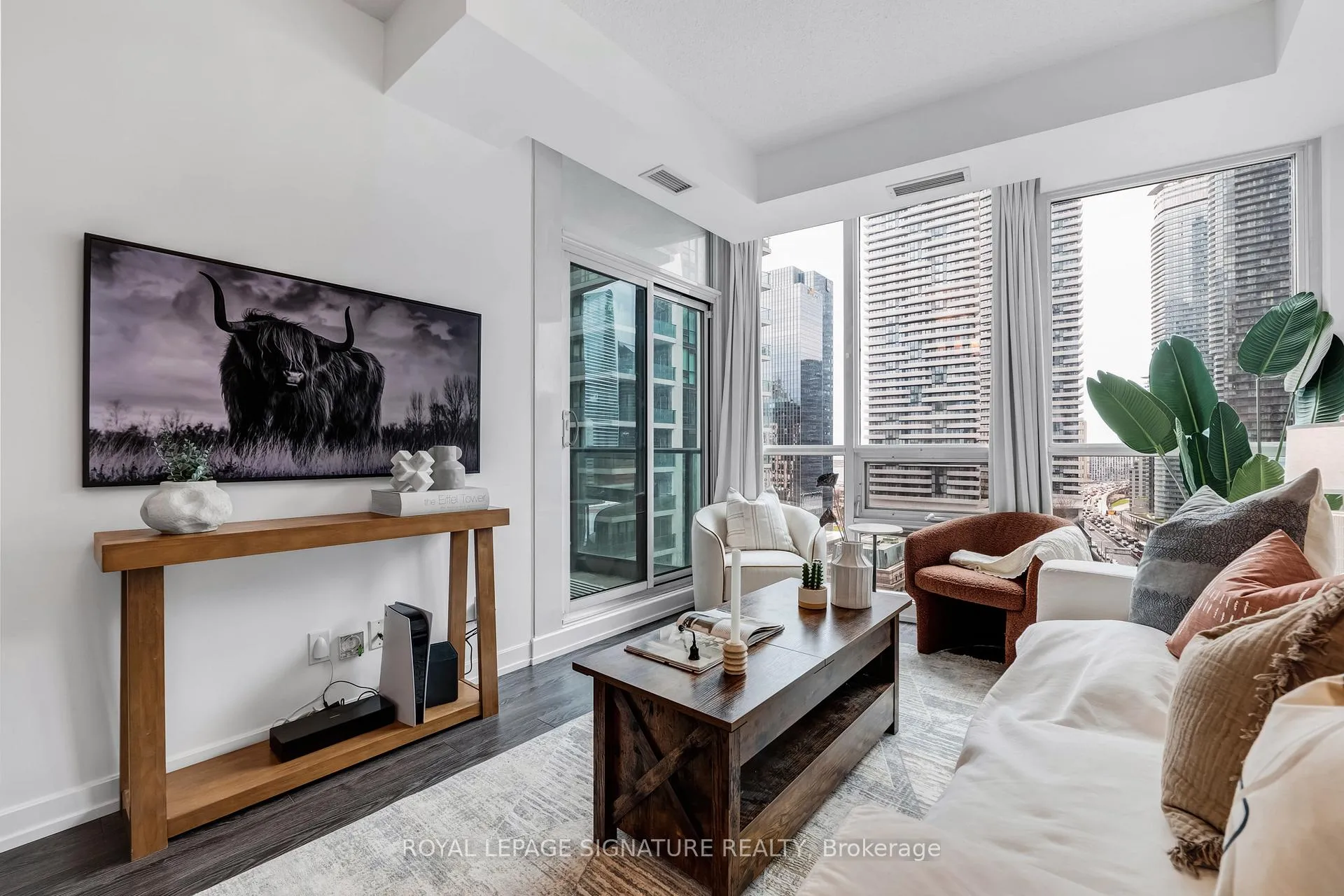 Photo 4 of Unit 1801, 18 Harbour Street, Toronto, Waterfront Communities — HOMEH