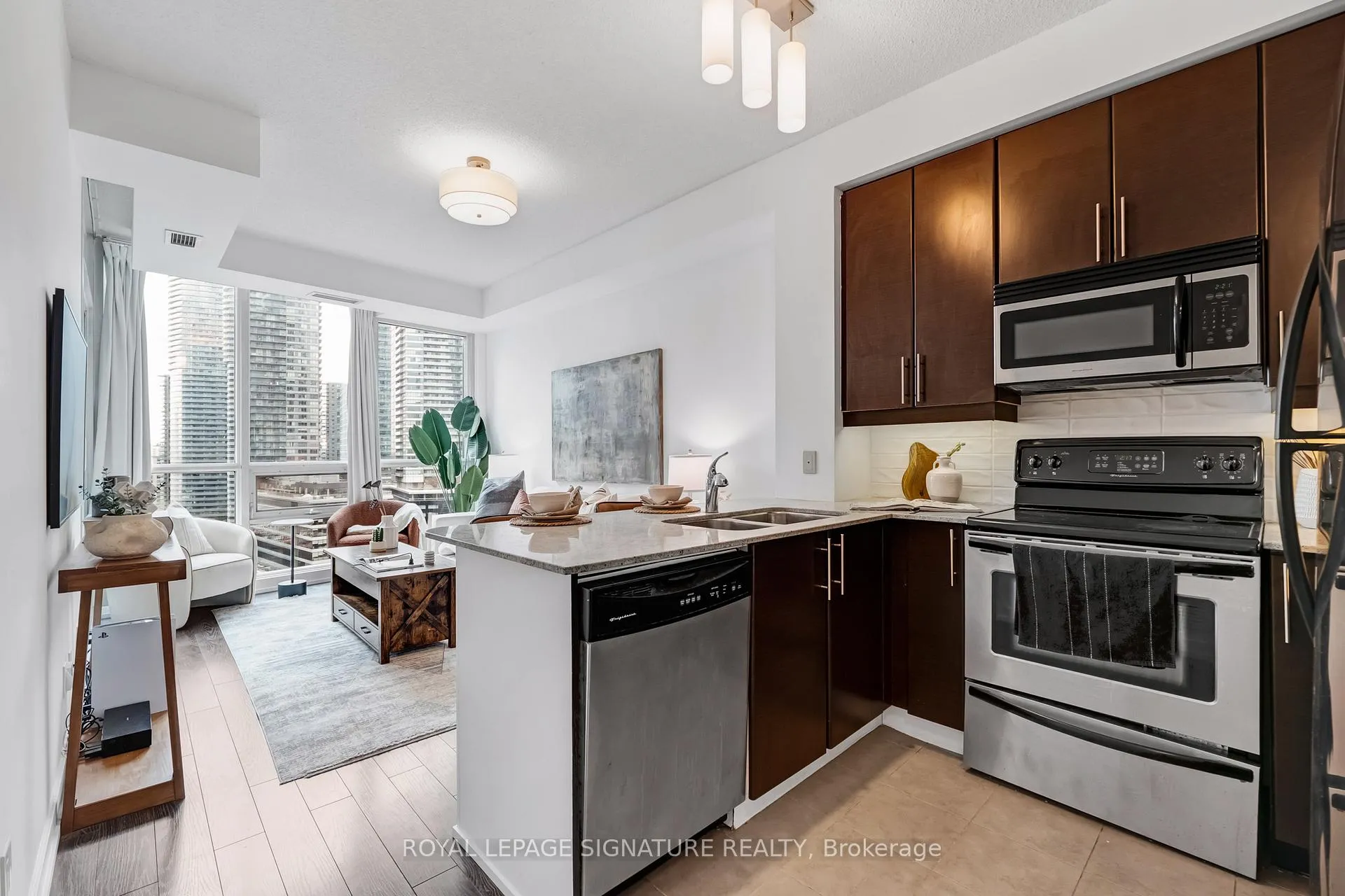 Photo 9 of Unit 1801, 18 Harbour Street, Toronto, Waterfront Communities — HOMEH