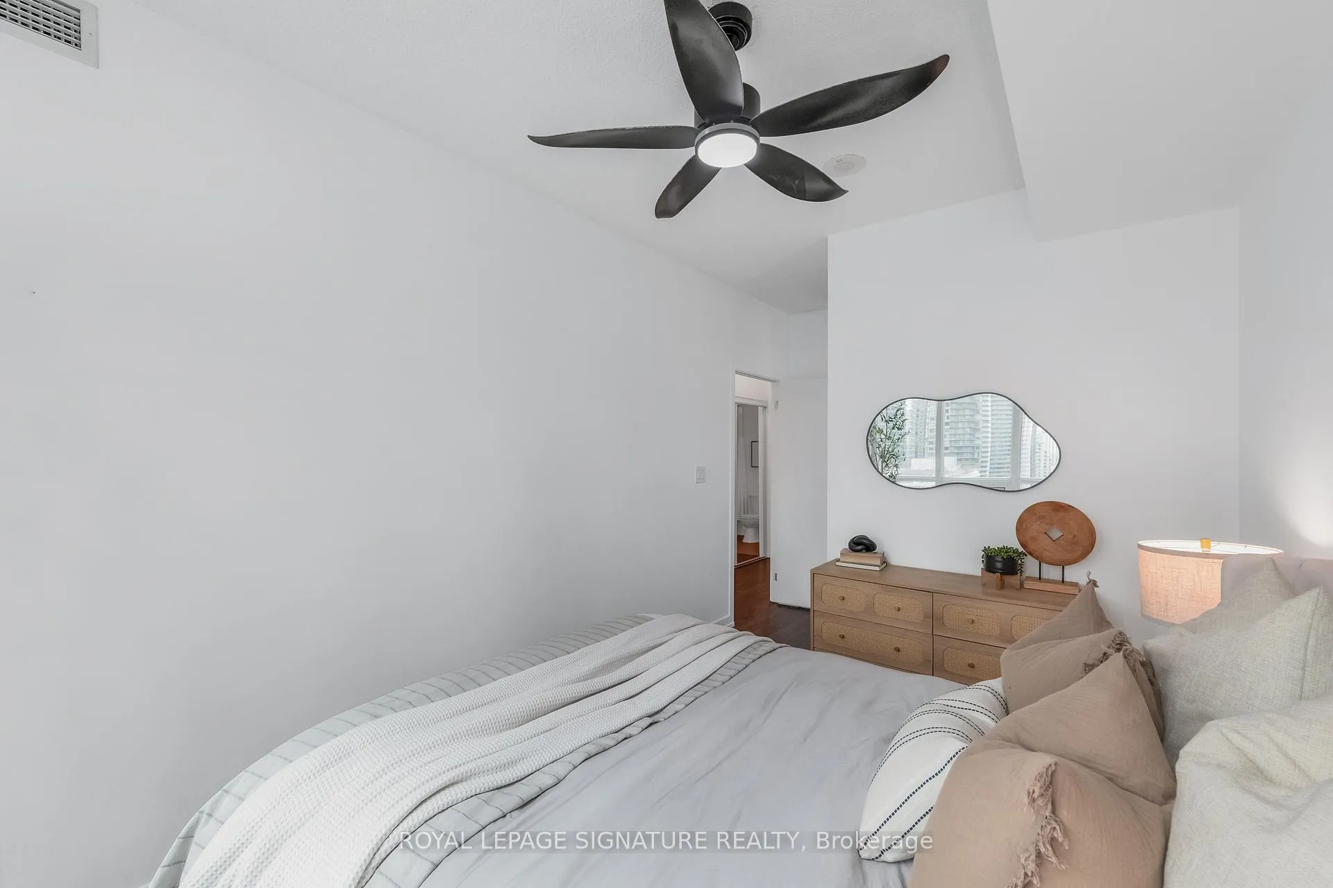 Photo 16 of Unit 1801, 18 Harbour Street, Toronto, Waterfront Communities — HOMEH