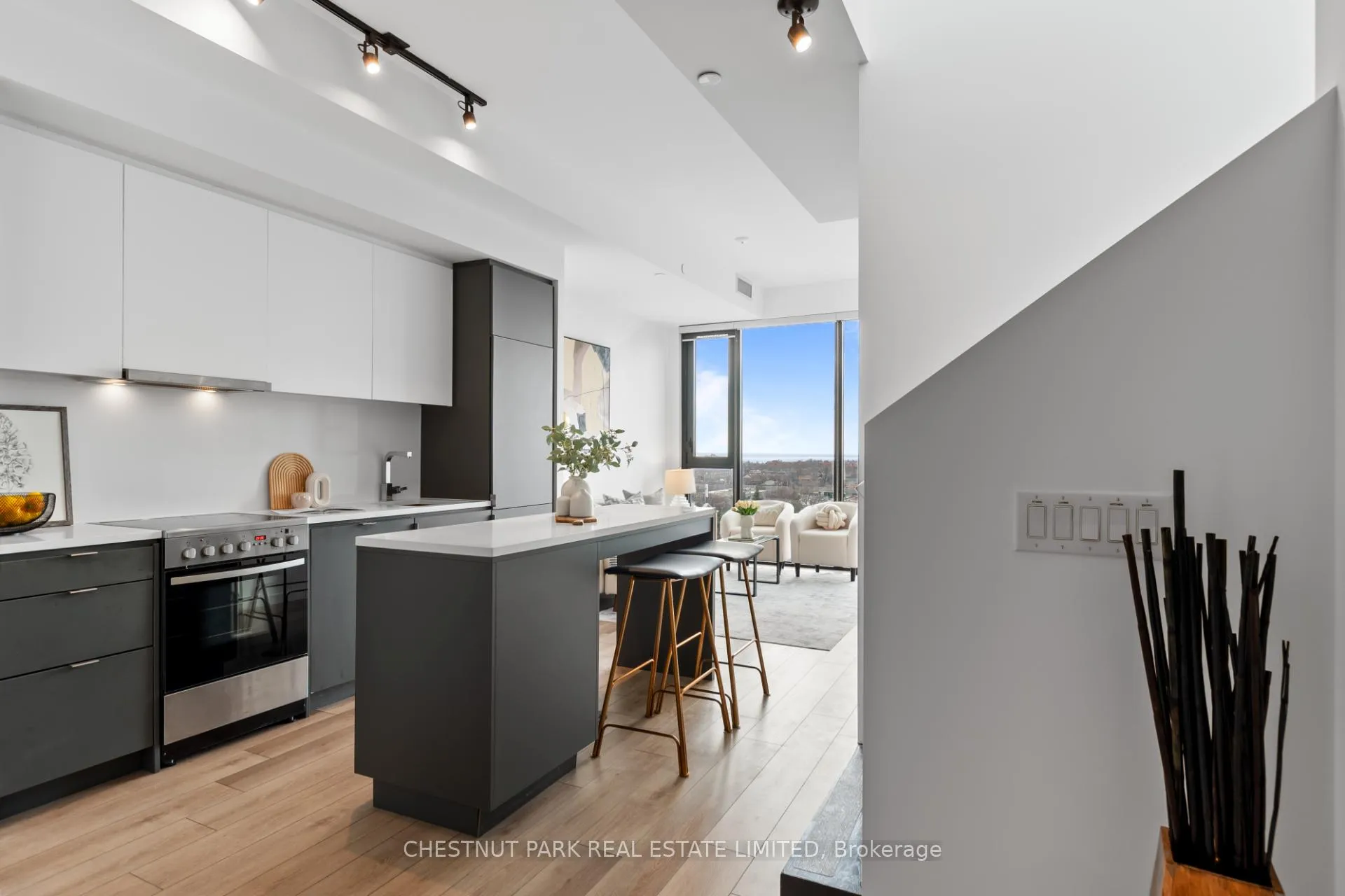 Photo 5 of Unit 813, 7 Smith Crescent, Etobicoke, Stonegate-Queensway — HOMEH