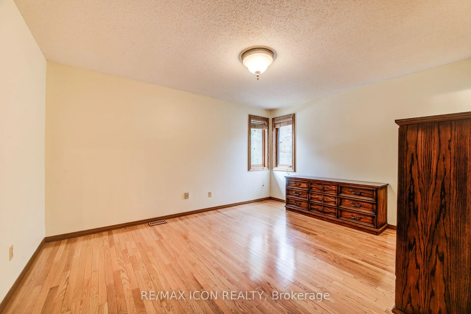 Photo 23 of 458 Winston Boulevard, Cambridge — HOMEH