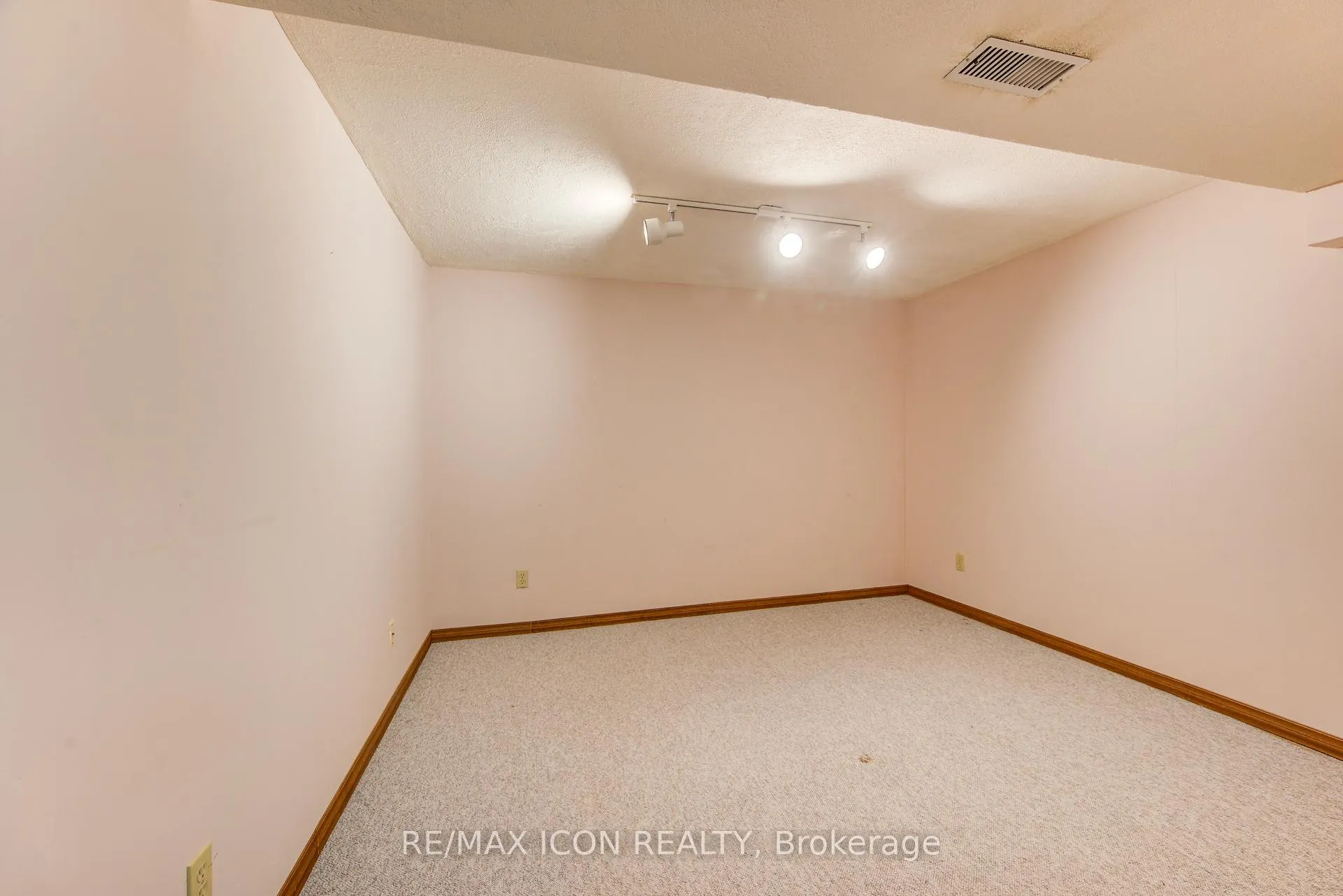 Photo 43 of 458 Winston Boulevard, Cambridge — HOMEH