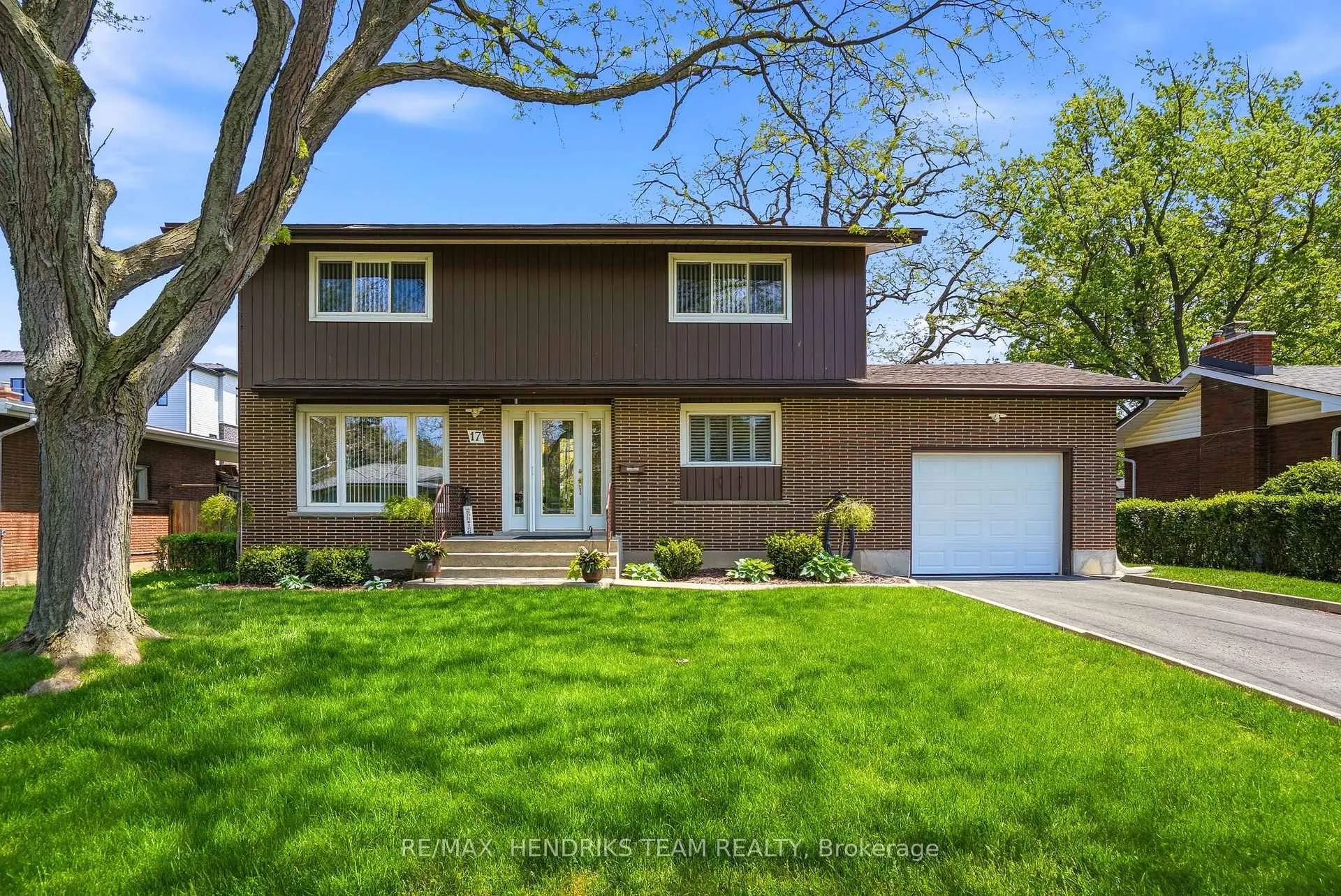 Photo 1 of 17 Jasmin Crescent, St. Catharines, Glendale/Glenridge — HOMEH