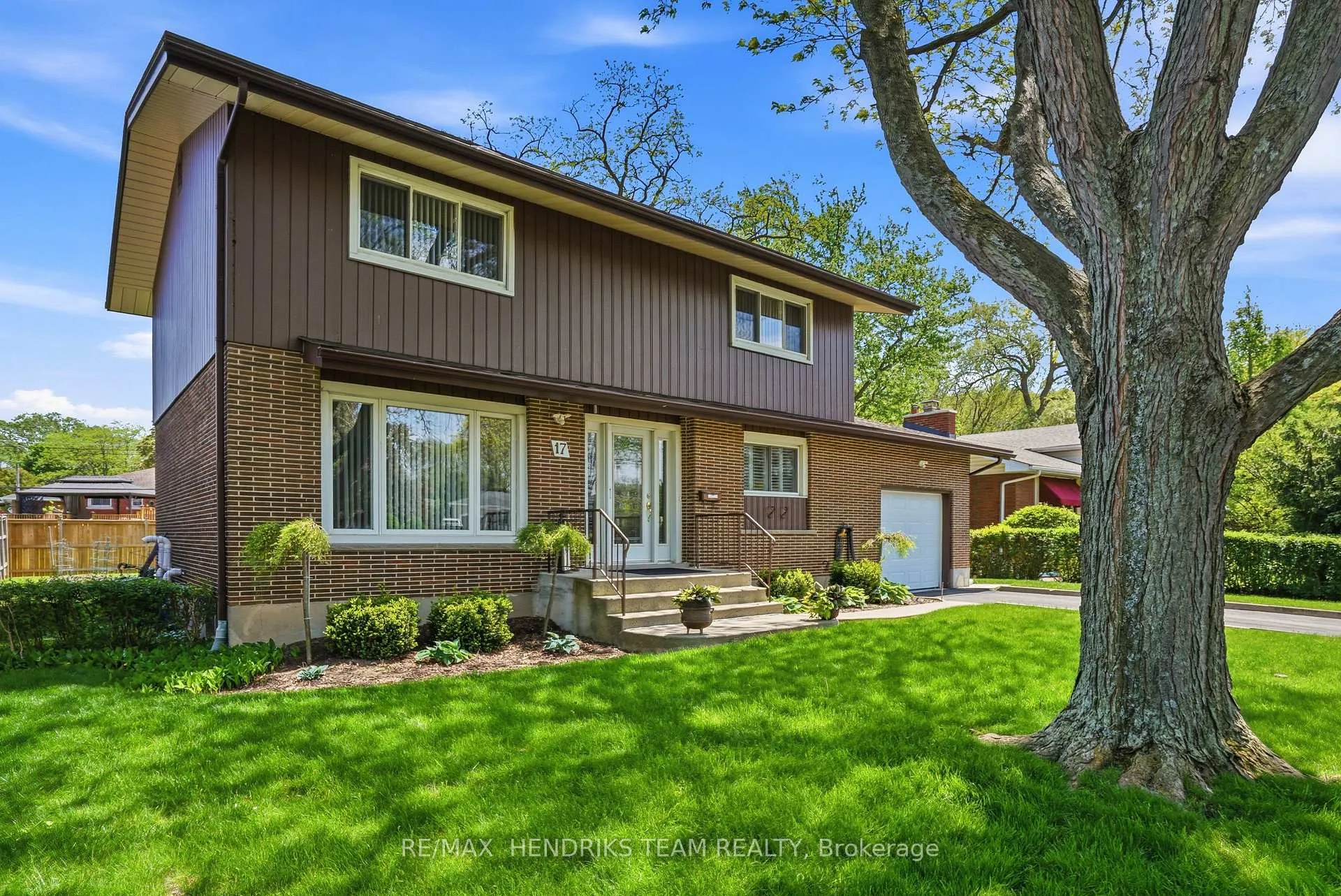 Photo 2 of 17 Jasmin Crescent, St. Catharines, Glendale/Glenridge — HOMEH