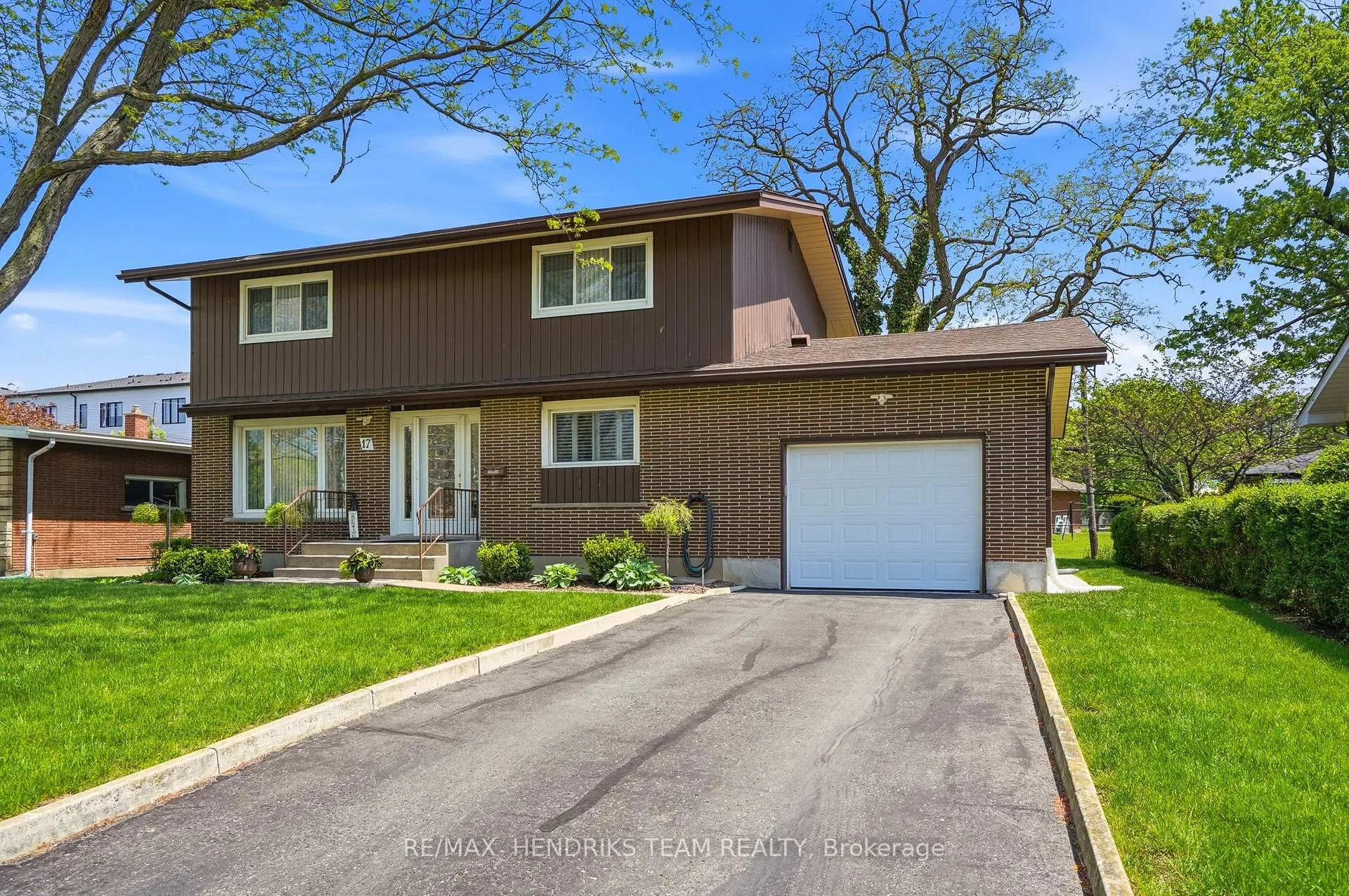 Photo 3 of 17 Jasmin Crescent, St. Catharines, Glendale/Glenridge — HOMEH