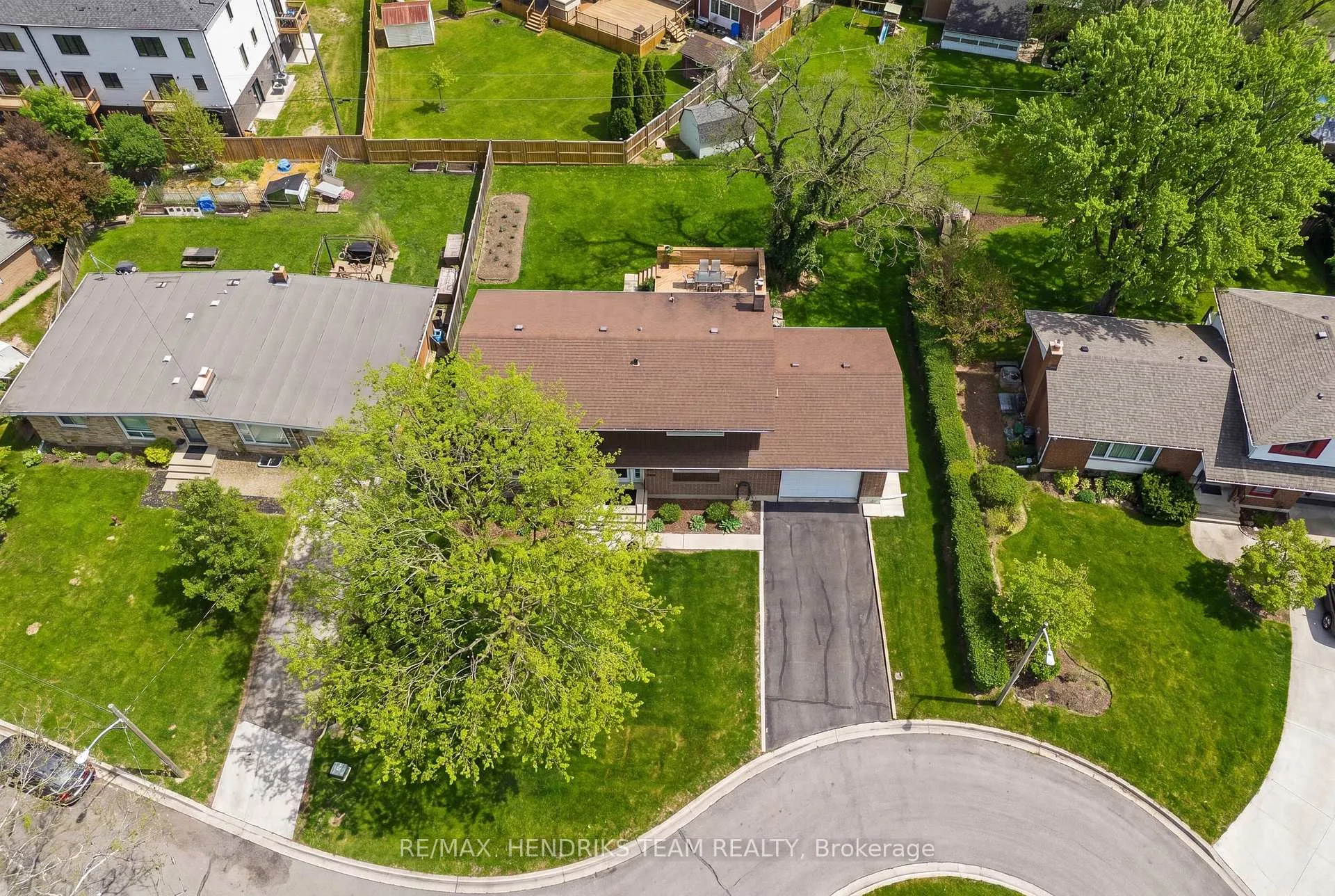 Photo 5 of 17 Jasmin Crescent, St. Catharines, Glendale/Glenridge — HOMEH