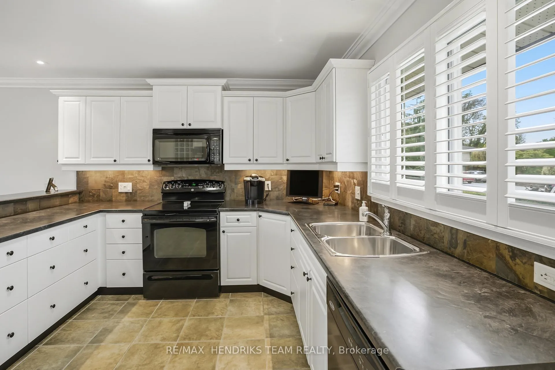 Photo 8 of 17 Jasmin Crescent, St. Catharines, Glendale/Glenridge — HOMEH