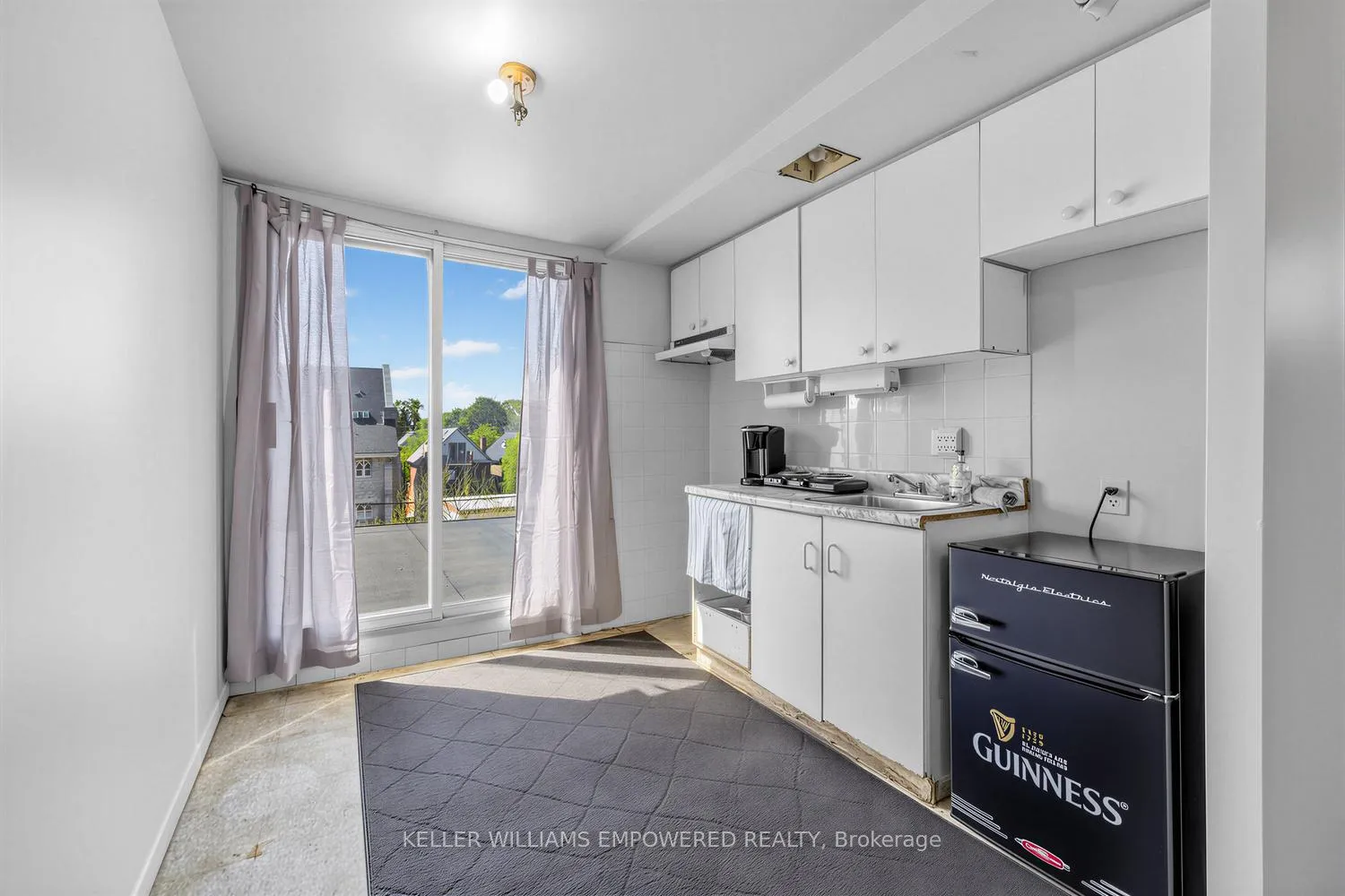 Photo 2 of 139 Howard Park Avenue, Toronto, High Park-Swansea — HOMEH