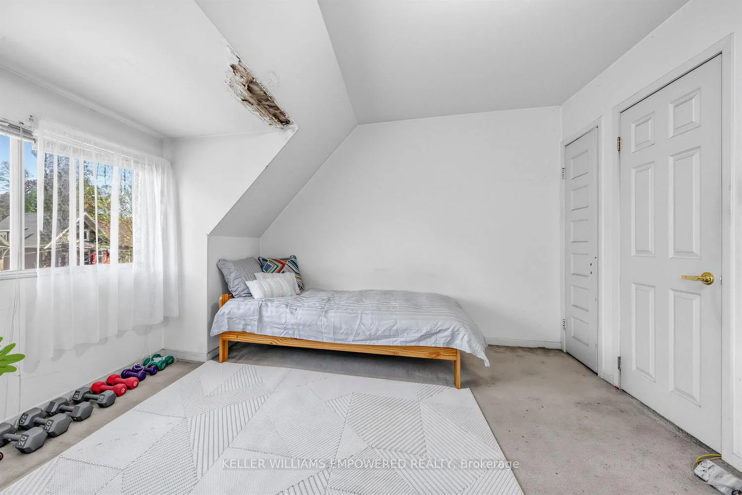 Photo 5 of 139 Howard Park Avenue, Toronto, High Park-Swansea — HOMEH