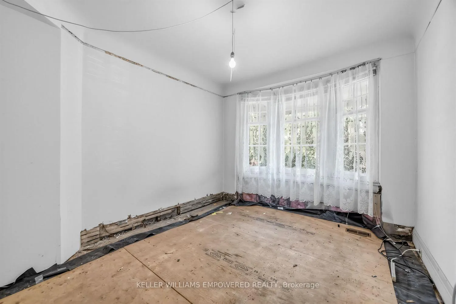 Photo 10 of 139 Howard Park Avenue, Toronto, High Park-Swansea — HOMEH