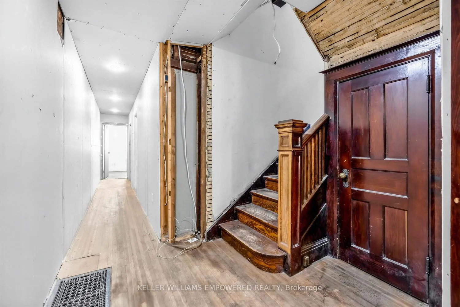 Photo 11 of 139 Howard Park Avenue, Toronto, High Park-Swansea — HOMEH